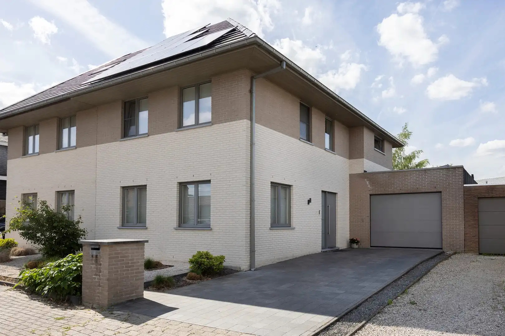 Verrassend ruime halfopen woning met 5 slaapkamers. foto 4