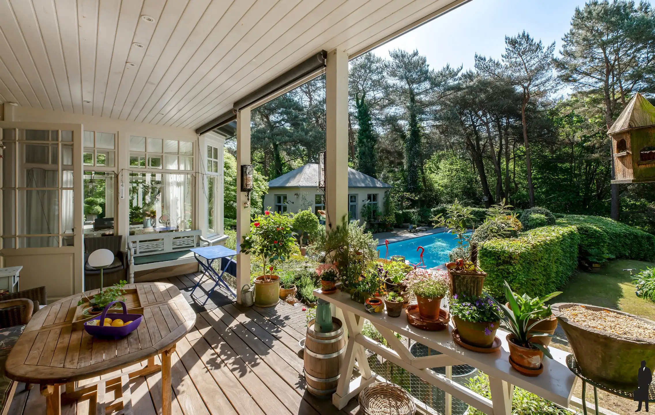 Exclusieve en uniek gelegen Engelse cottagevilla met orangerie, zwembad en aanpalende bouwgrond op ca. 1,1 ha in bosrijke omgeving. foto 3