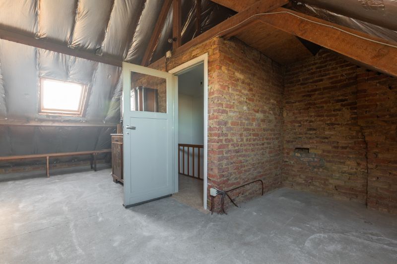 Te moderniseren halfopen bebouwing met 3 slaapkamers (5 mogelijk), garage en tuin met open zicht op weiland. foto 12