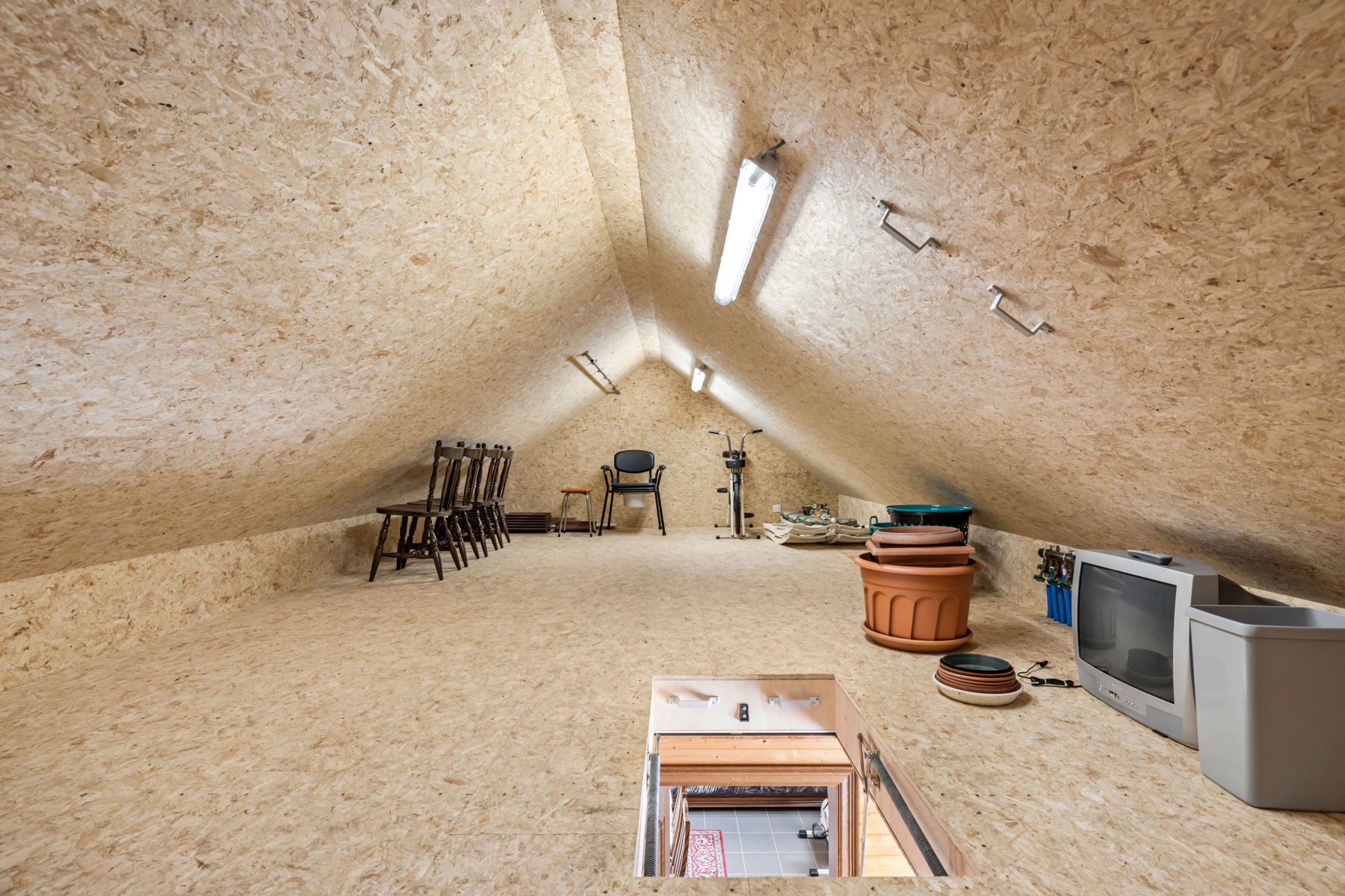 Prachtige woning met chalet en groot ingericht magazijn foto 24