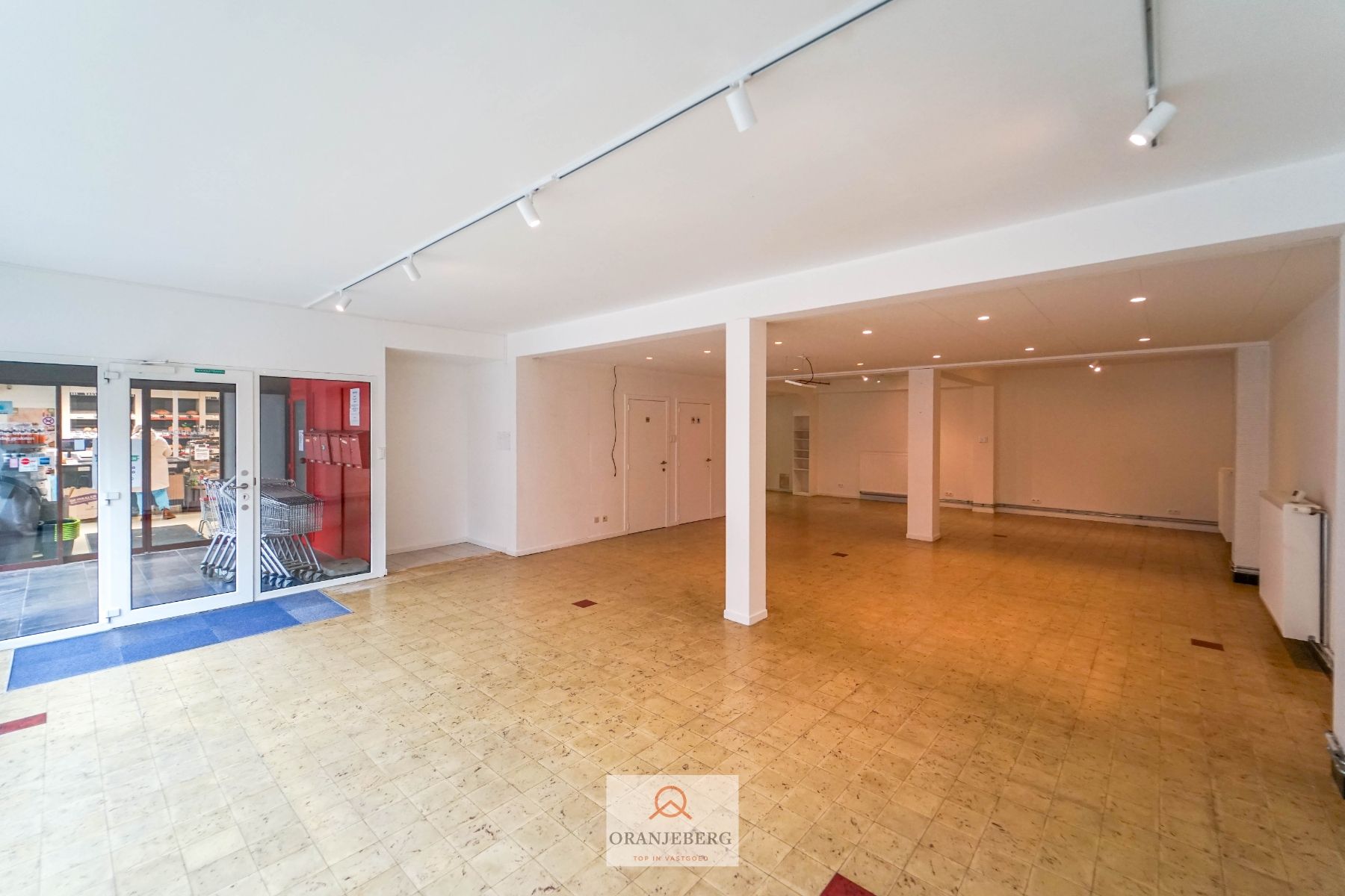 Ruim handelspand met meerdere ruimtes en parking te huur in centrum Drongen foto 8