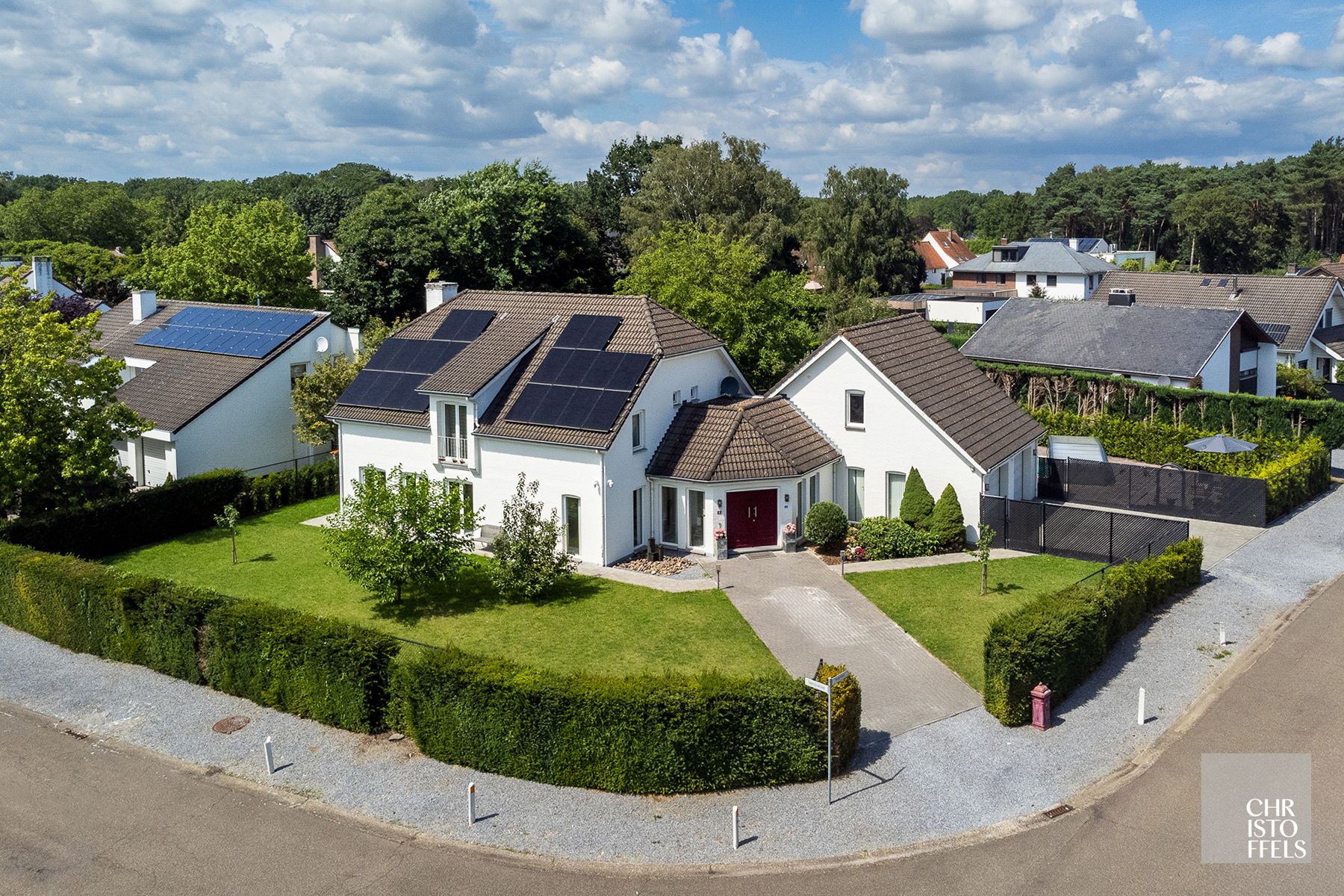 Ruime eigentijdse villa met 4 slaapkamers en zwembad op een perceel van 1.321m²  foto 1