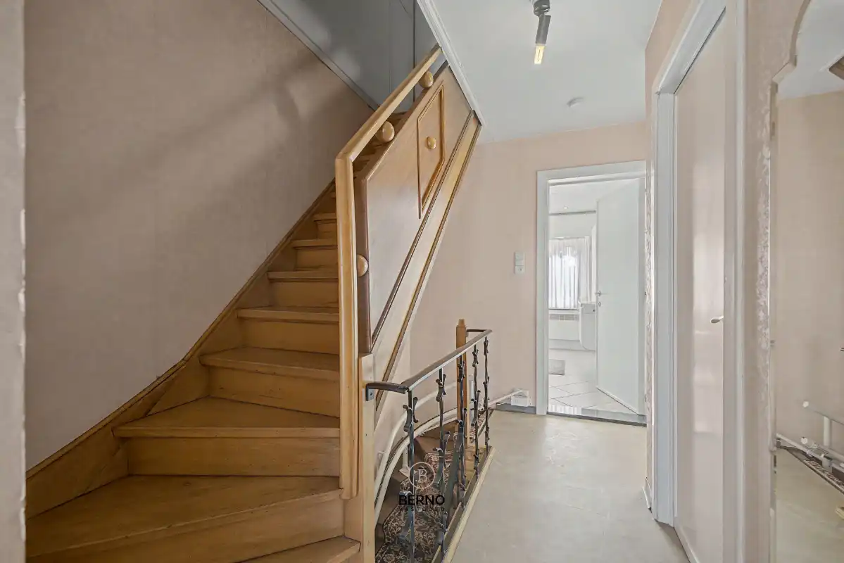 Halfopen bebouwing met oprit en ruime, zonnige tuin. foto 10