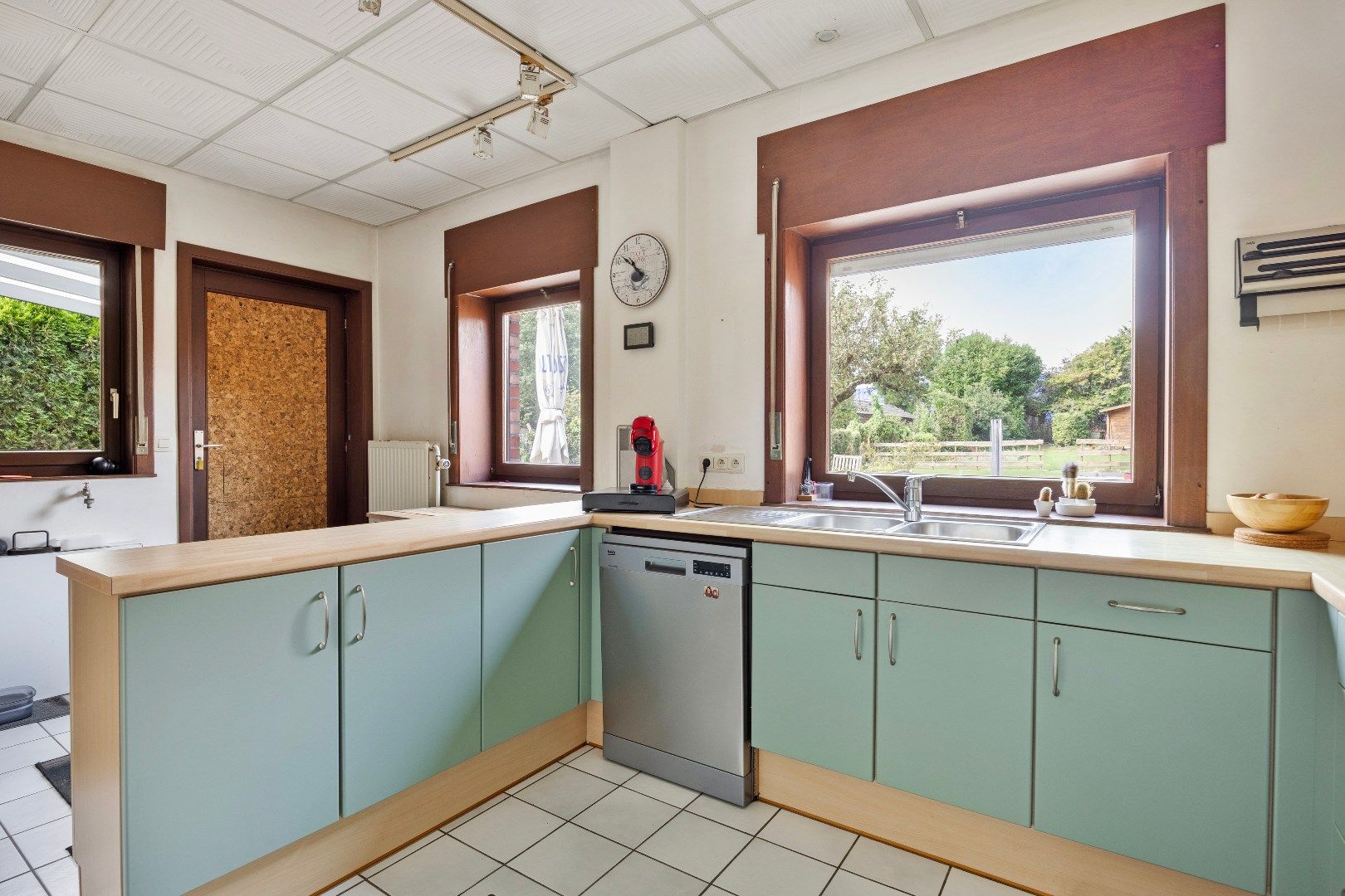 Instapklare woning met 4 slpks, garage en tuin te Sint-Pieters-Leeuw foto 8