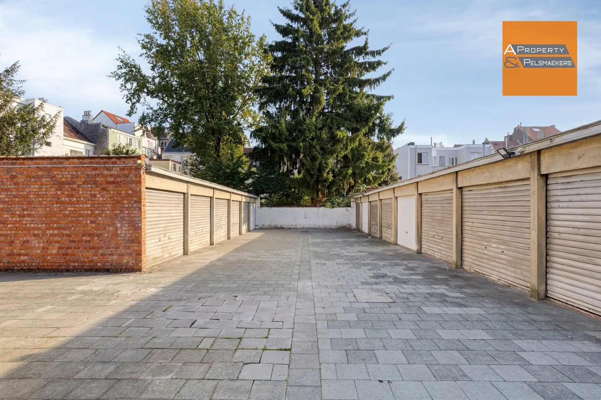 BOD AANVAARD 29 gesloten garageboxen te koop in een lot. foto 5