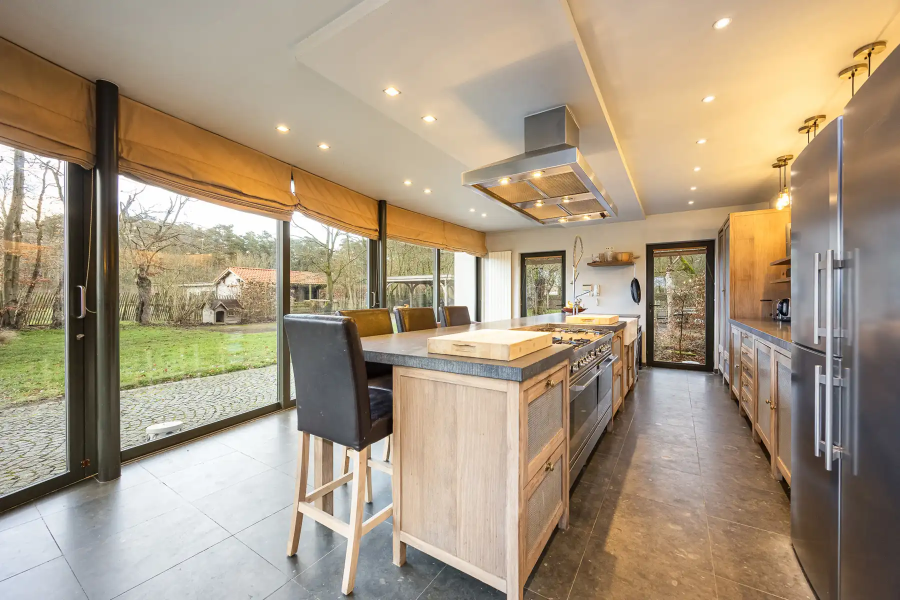 Gerenoveerde hoeve met weiland en stallen op ca. 11 000 m²  foto 10