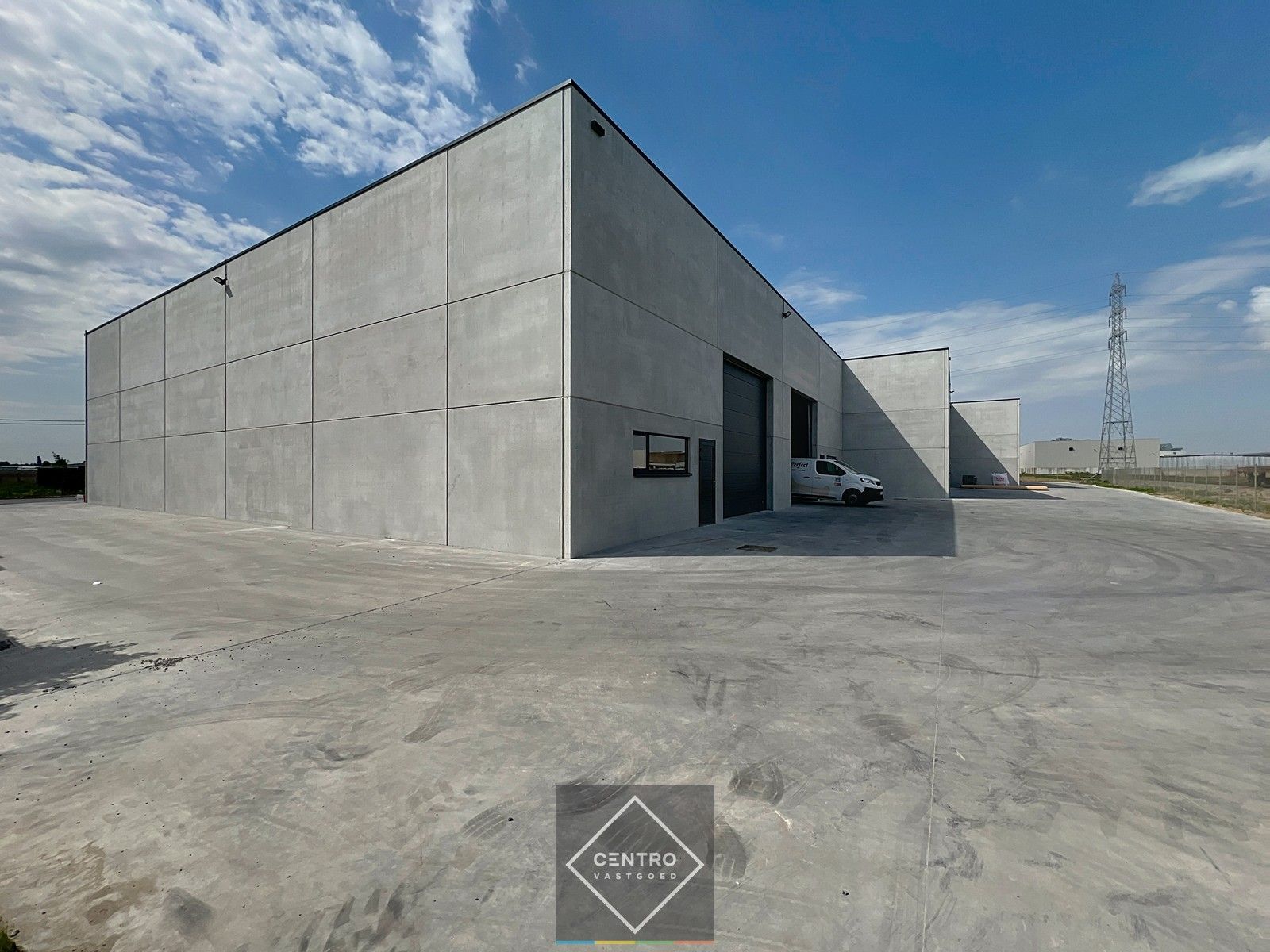 NB MAGAZIJN van 180m² (vrije hoogte 7m !) , voorzien van sectionaalpoort, deur, raam en 2 parkeerplaatsen te SLEIHAGE (Oostnieuwkerke). foto 16