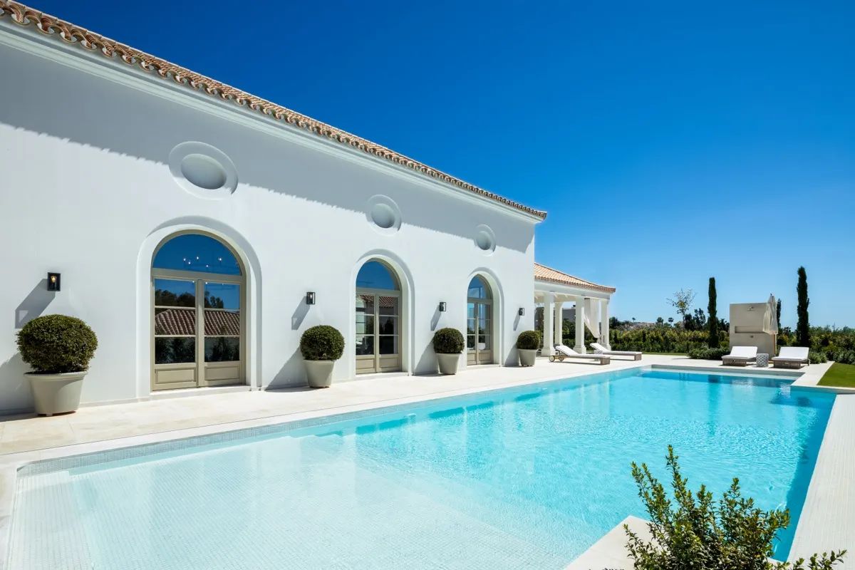 Franse Provence ontmoet moderne luxe: adembenemende villa te koop in het hart van Marbella's Golf Valley foto 1