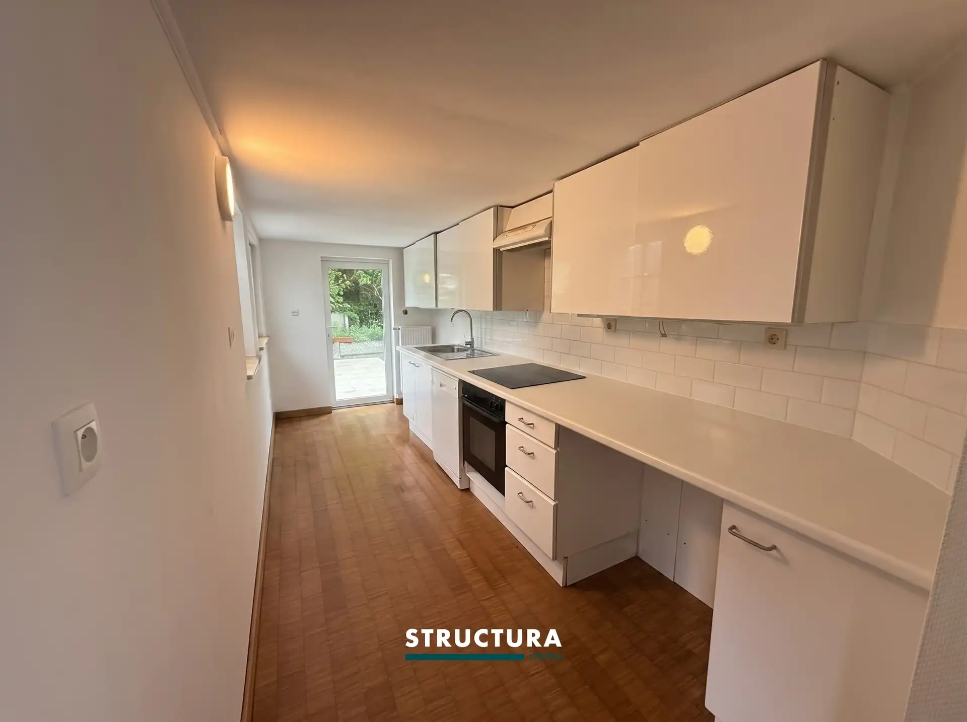 Woning met ruim terras en staanplaats foto 2