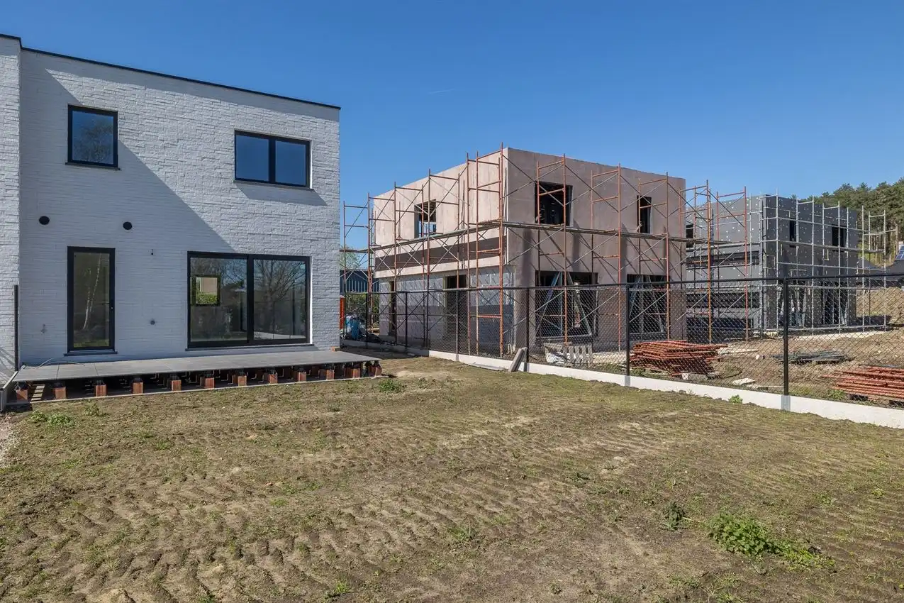 Kwalitatief afgewerkte nieuwbouwwoning met 3 slk. foto 37