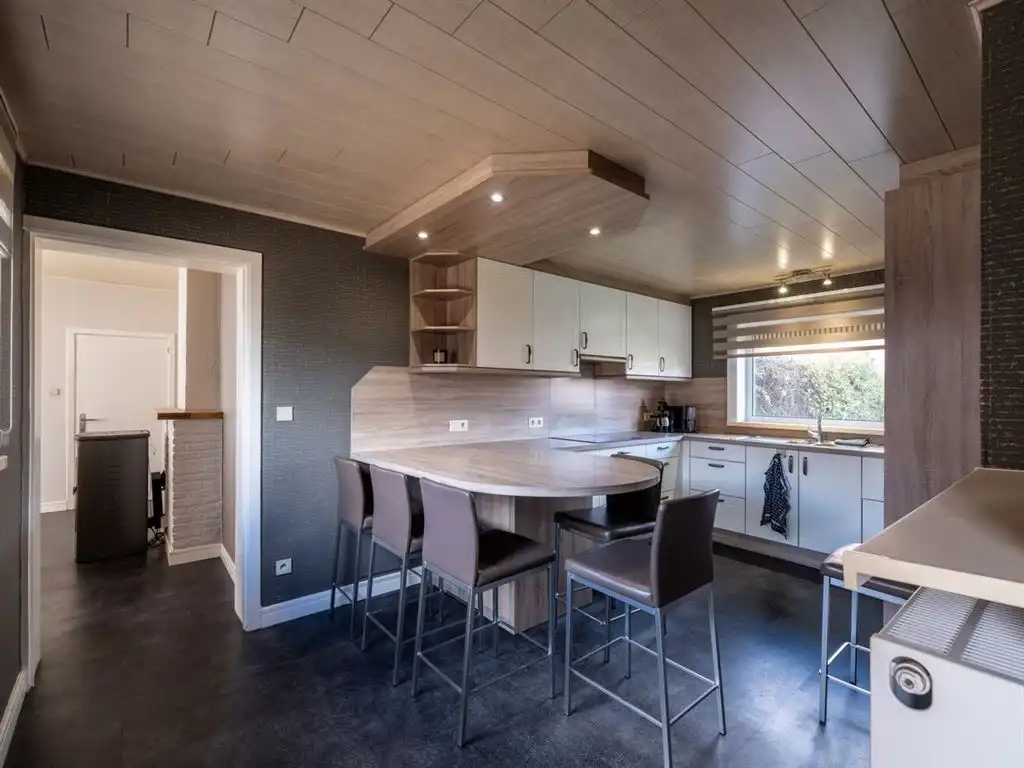 Verzorgde vrijstaande woning, grotendeels gerenoveerd foto 19