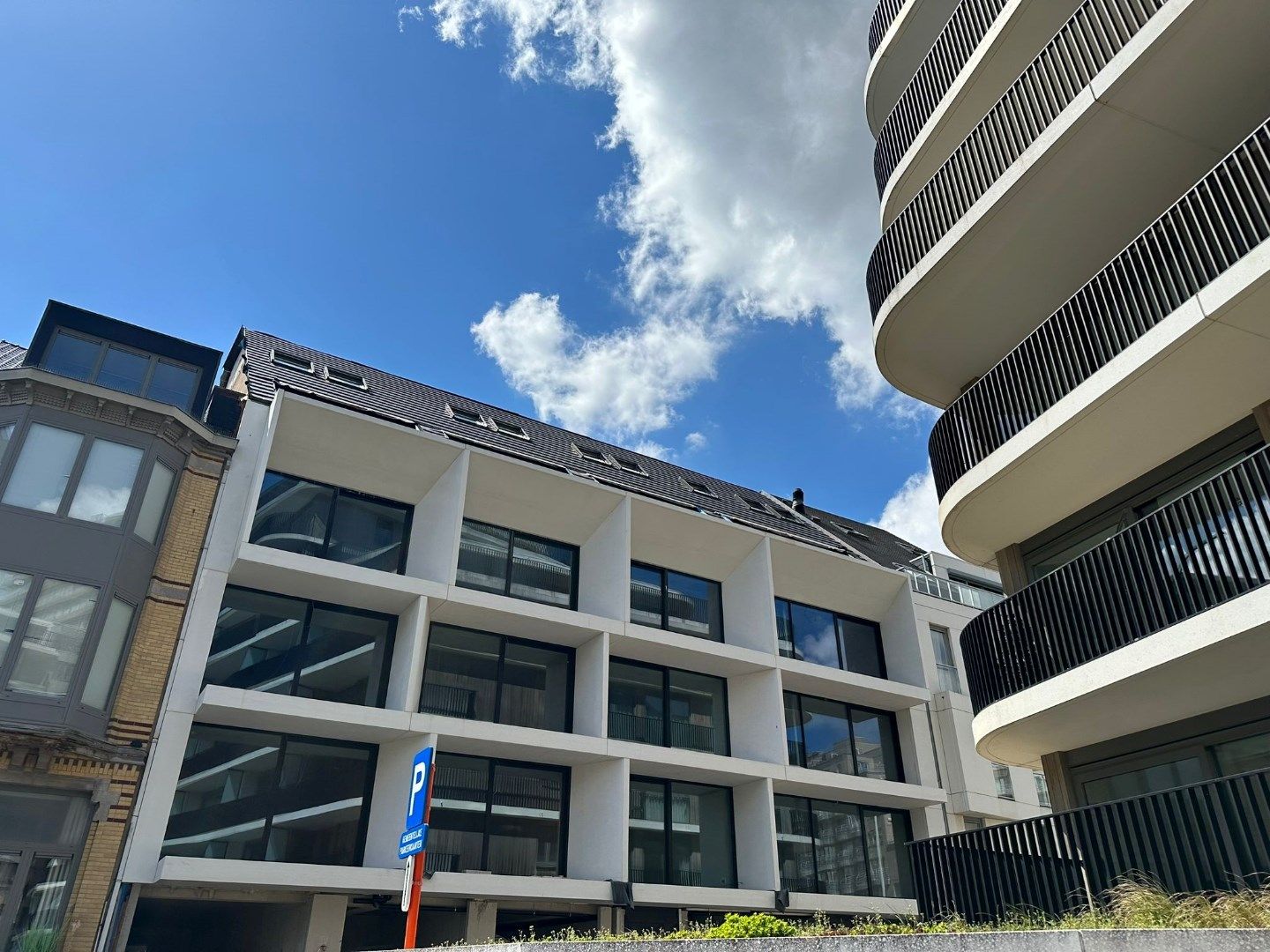 Nieuwbouwproject Bel  Air   I te   Oostende  dicht bij het Strand (lateraal zeezicht).     Terrasresidentie  gekenmerkt door  z'n mooie architectuur.     3de  v foto 22