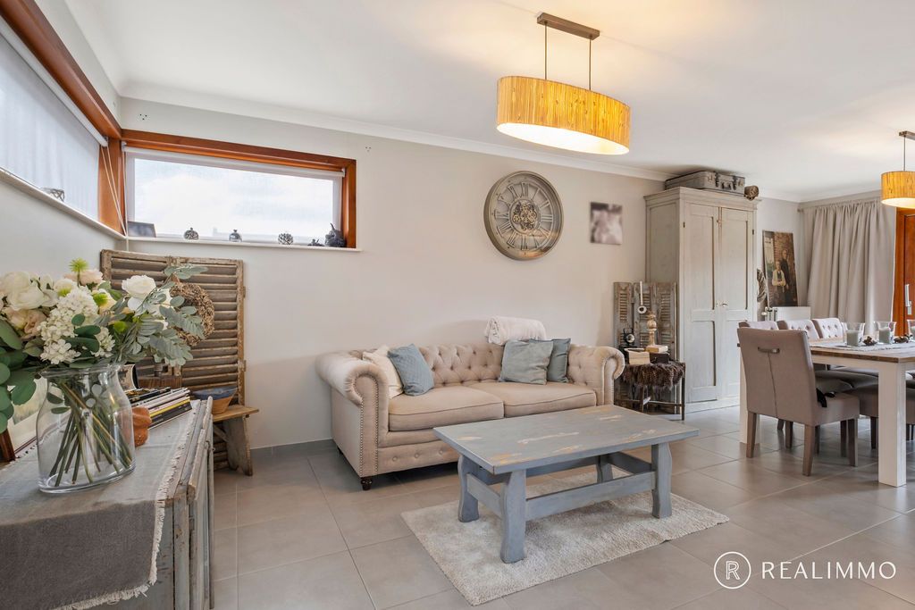Recente halfopen woning in rustige straat! foto 4