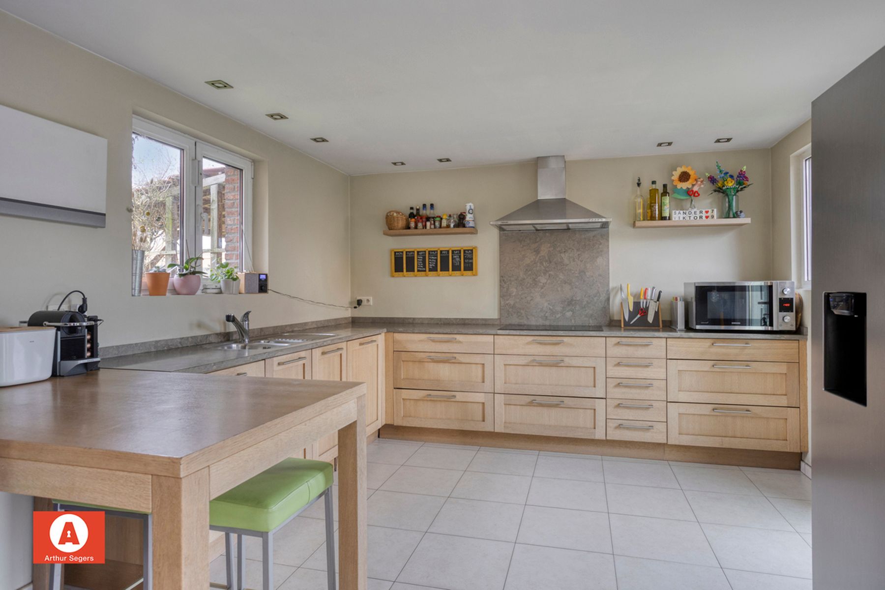 Karaktervolle open bebouwing met 5 slaapkamers en bureau foto 9