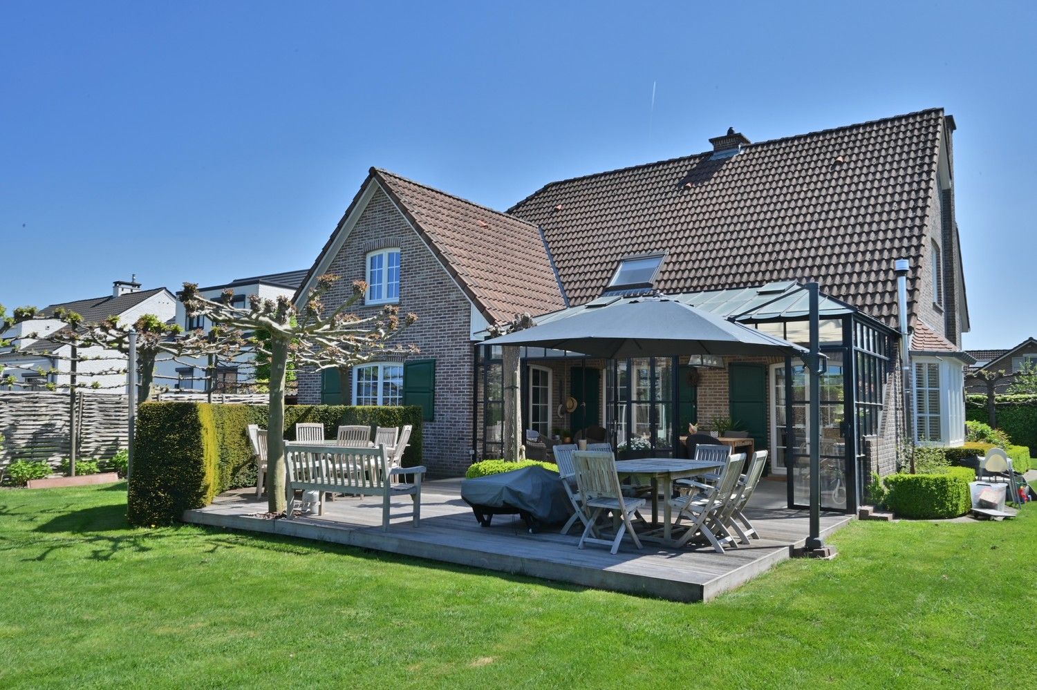 Sfeervolle, royale woning met zonnepanelen, rustige gelegen in geliefde woonomgeving te Lanaken foto 2