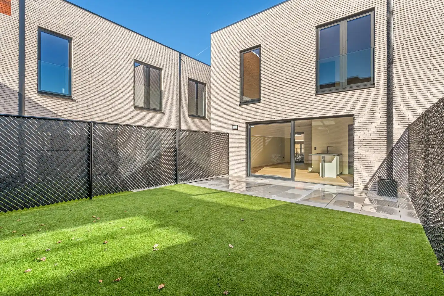 Instapklare nieuwbouw rijwoning met 3 slaapkamers en ruim terras! foto 8