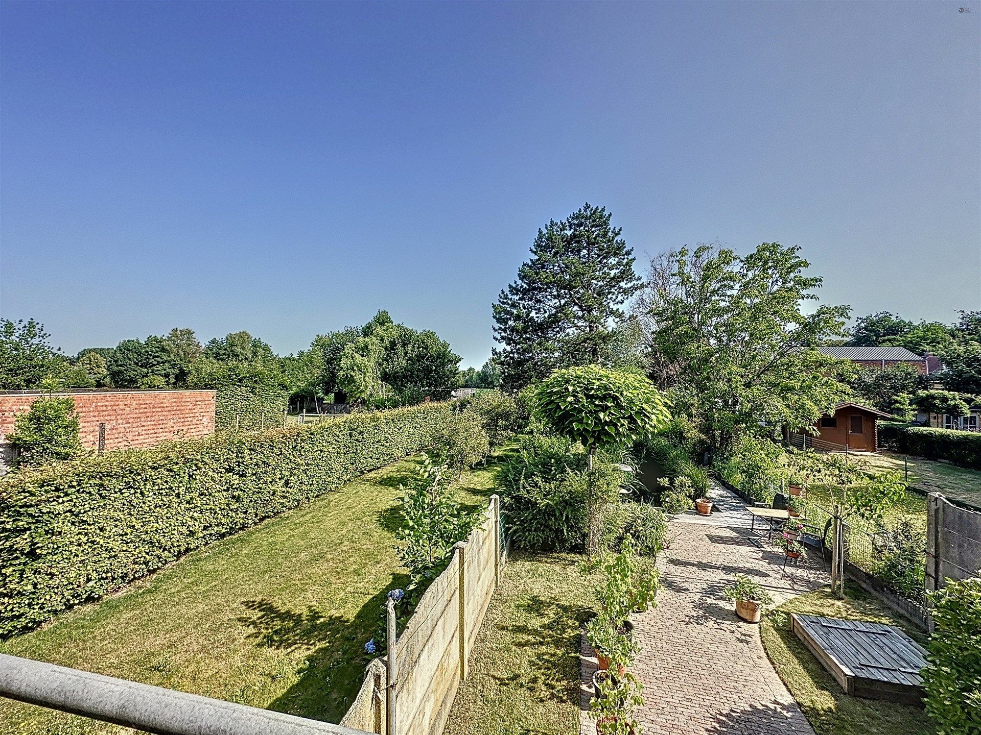 Lichtrijke, instapklare woning met ruime garage en fantastisch uitzicht in Kruibeke. foto 9