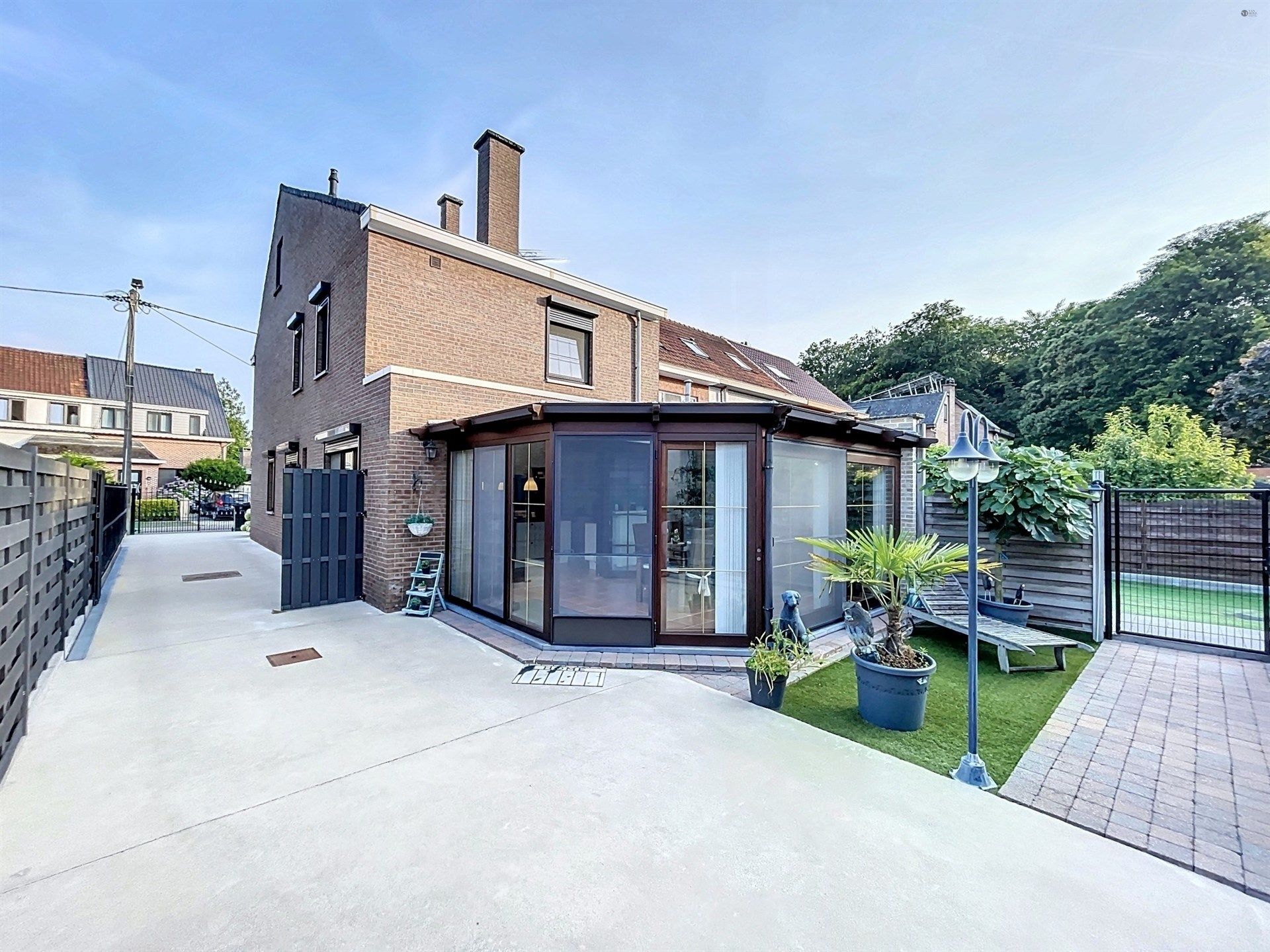 Instapklare half open bebouwing met 4 slaapkamers, ruime garage en tuin op perceel van 336m². foto 2