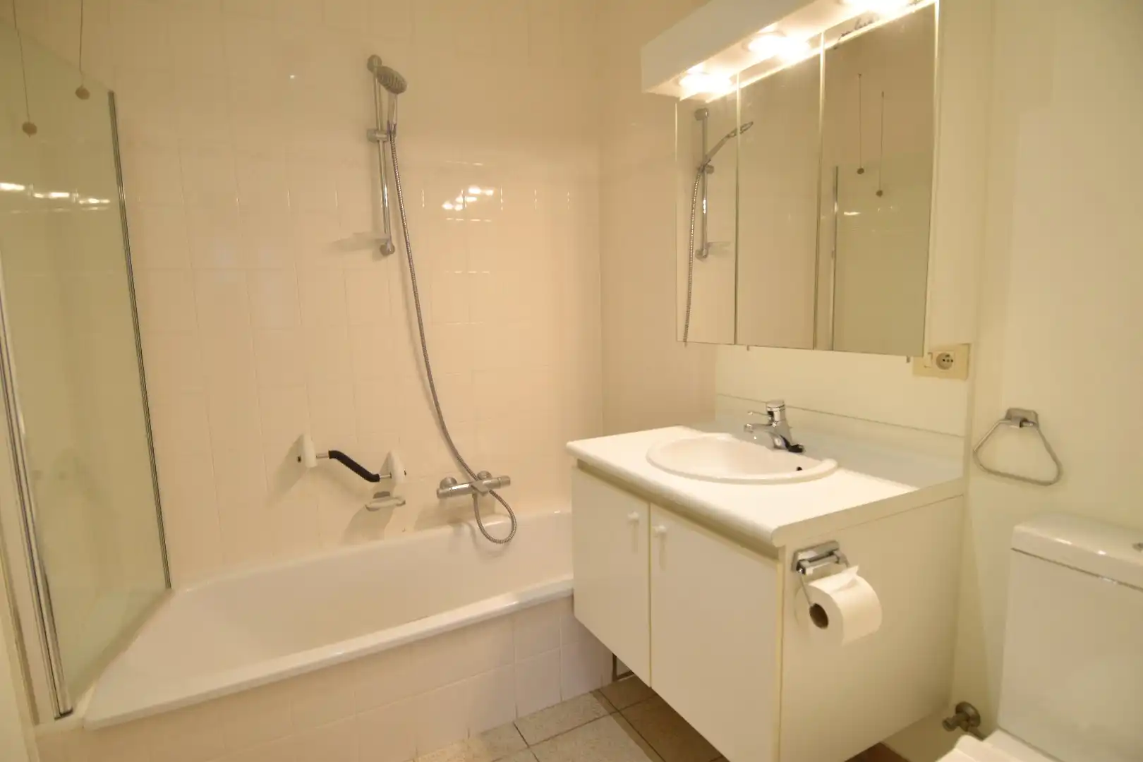 Verzorgde halfopen woning dichtbij het centrum van Heule foto 6