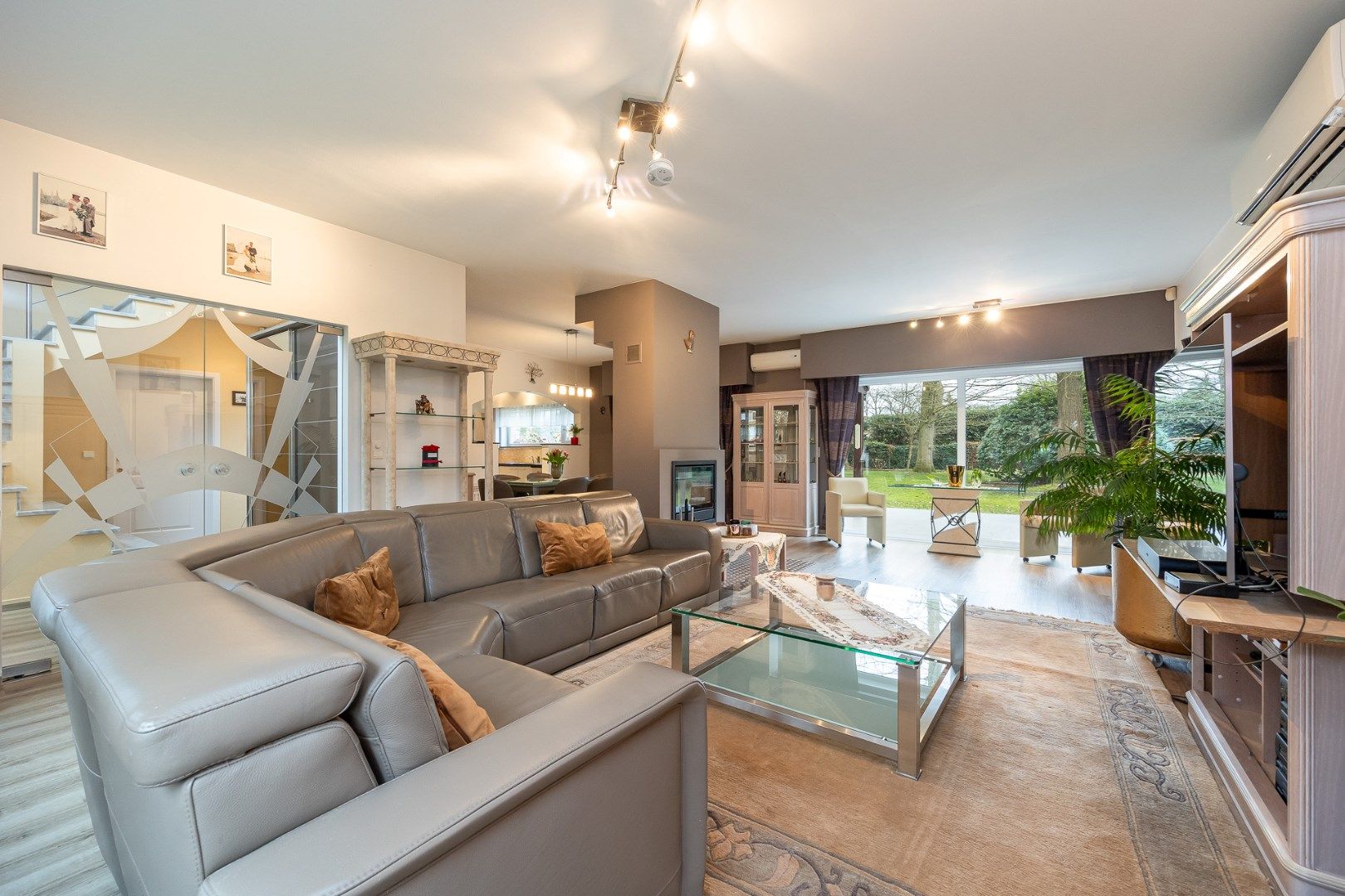 Ruime energiezuinige villa in De List te Schoten met 5 slaapkamers, 2 badkamers, tuin, terras en dubbele garage ! foto 7