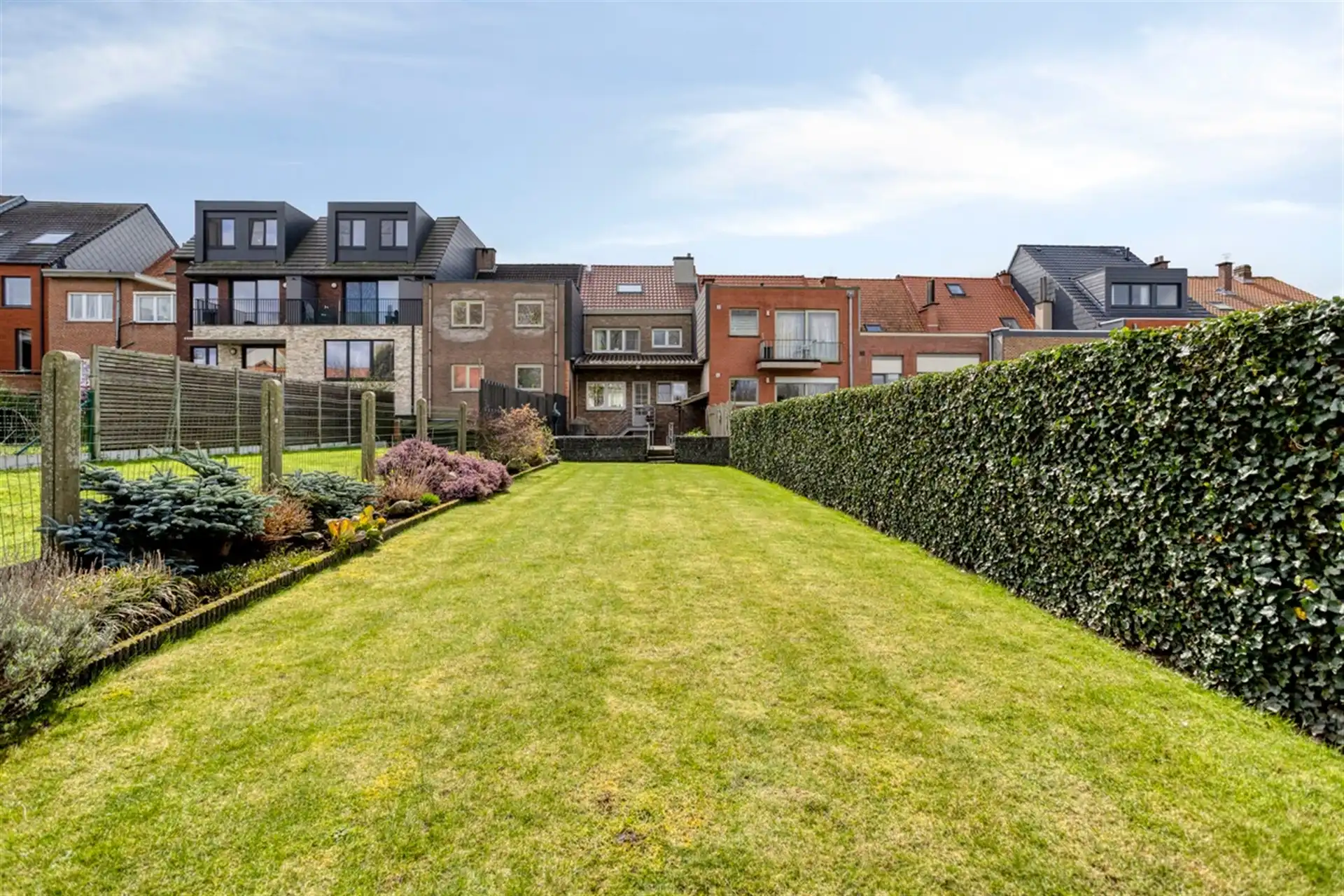 Gezinswoning met 3 slaapkamers, tuin en garage in rustige straat foto 16