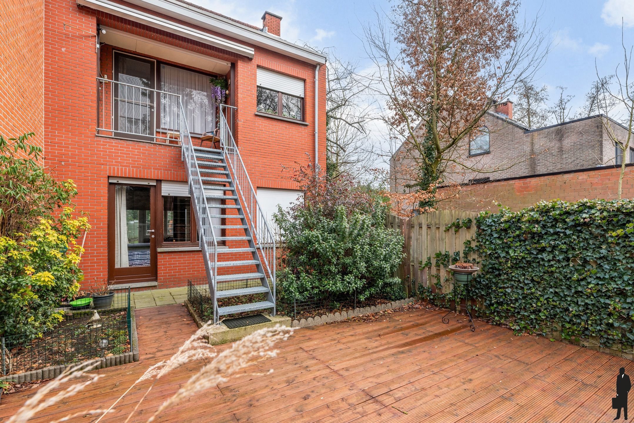 Te renoveren ruime bel-etagewoning op ca. 315 m² met veel potentieel en diepe besloten tuin! foto 12