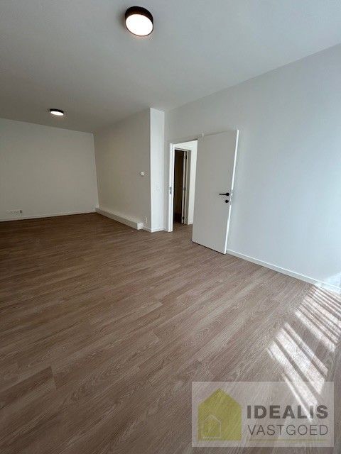 IDEALIS VASTGOED  - Recent gerenoveerd instapklaar appartement met 2 slaapkamers in hartje Neerpelt. Het appartement is gelegen middenin het centrum van Neerpelt op wandelafstand van horeca, shopping en openbaar vervoer! foto 5