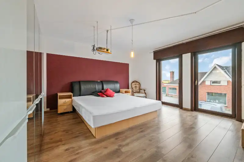 Zonnebeke. Half-open polyvalent ruim gebouw / handelshuis met apart magazijn van +/- 170m2 en  3-5 slaapkamers en apart kantoor / hobby / handelsruimte. Goede staat ! foto 16