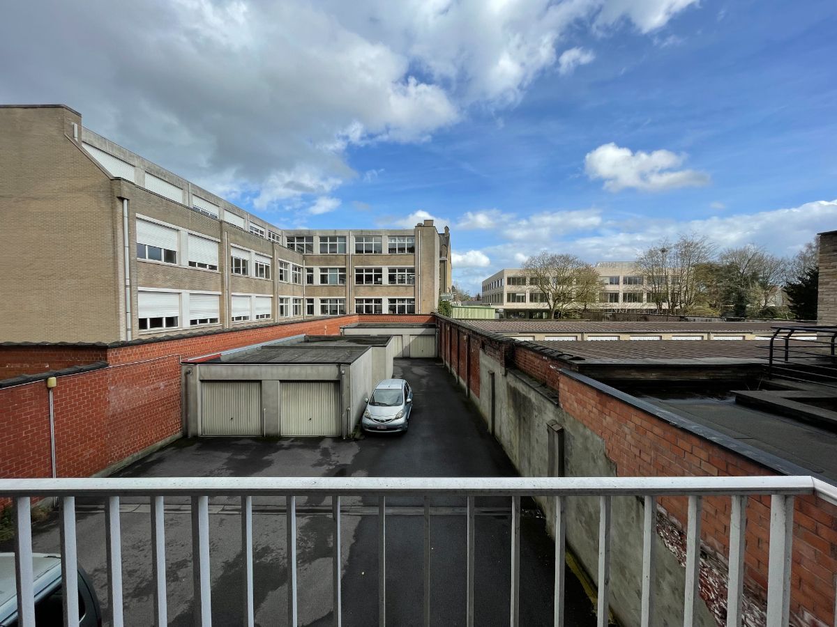 Centraal gelegen twee-slaapkamer APPARTEMENT met terras, GARAGE & kelderberging foto 7