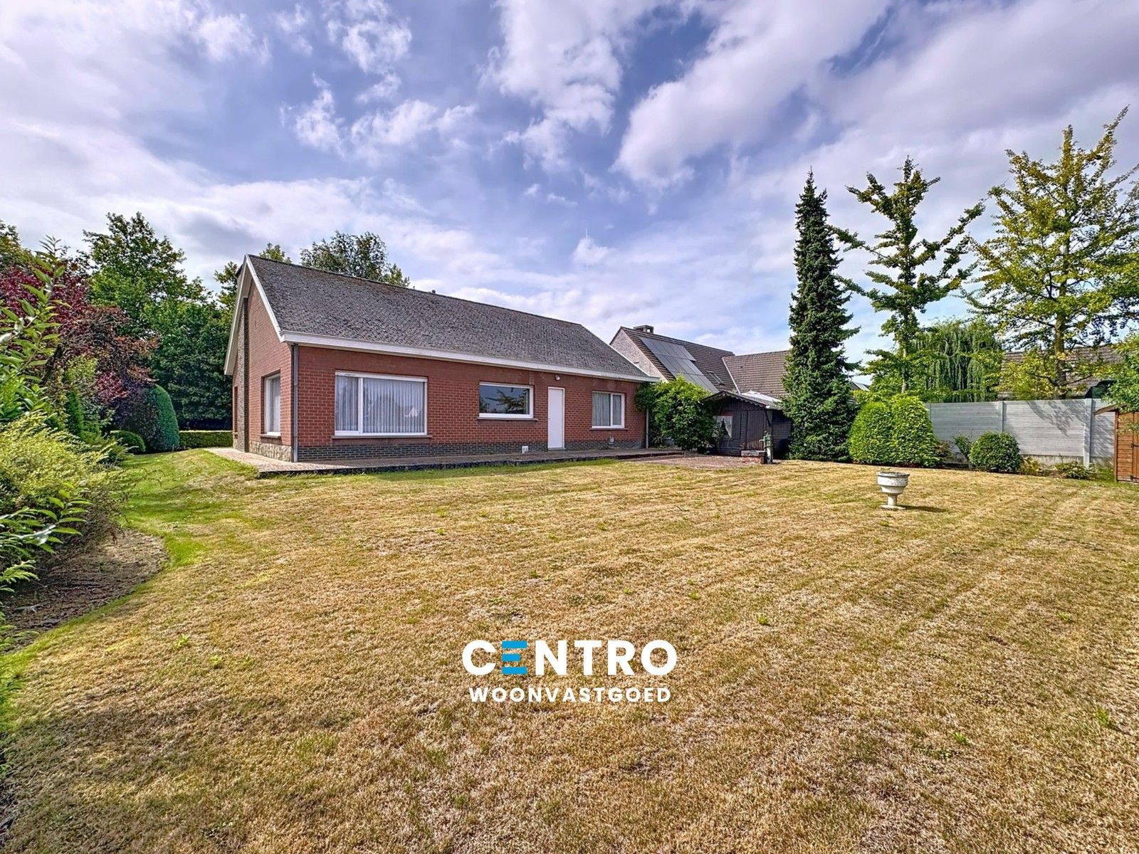 Hoofdfoto van de publicatie: RESIDENTIEEL gelegen woning vlakbij 't Sterrebos te Rumbeke!