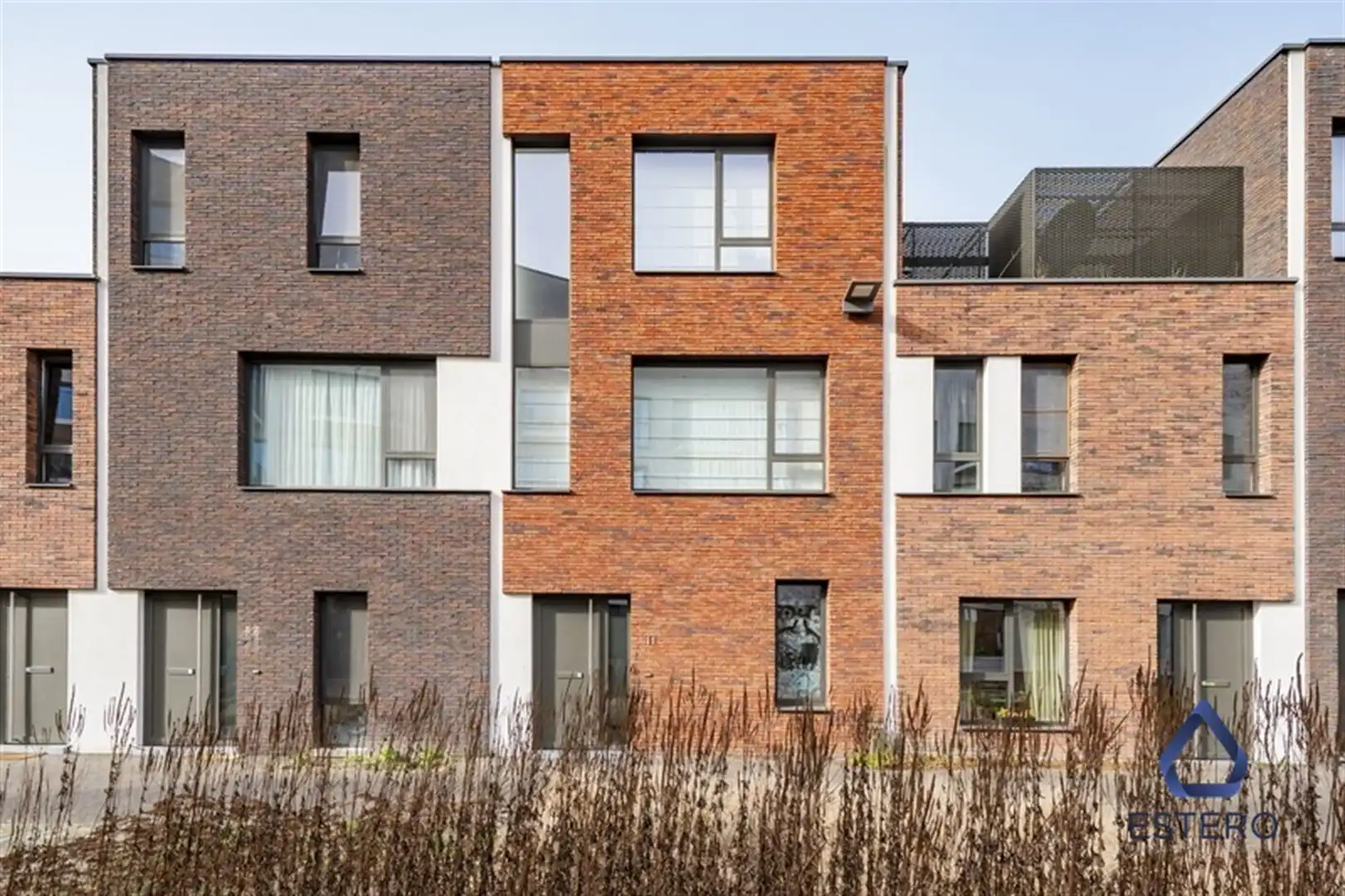 Moderne gezinswoning met tuin rustig en centraal gelegen foto {{pictureIndex}}