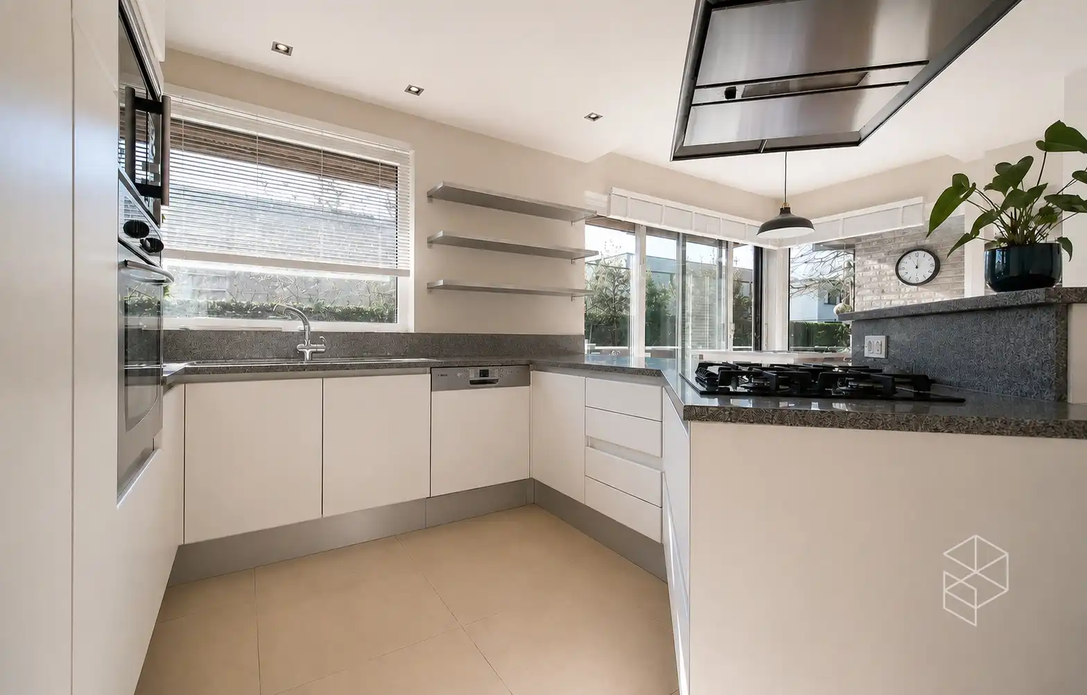 Ruime en karaktervolle woning op 926 m² centraal gelegen te Jabbeke foto 8