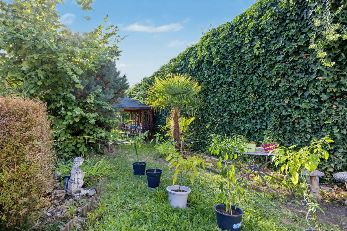 Gunstig gelegen rijwoning met zonnige tuin en praktische zijdoorgang foto 16