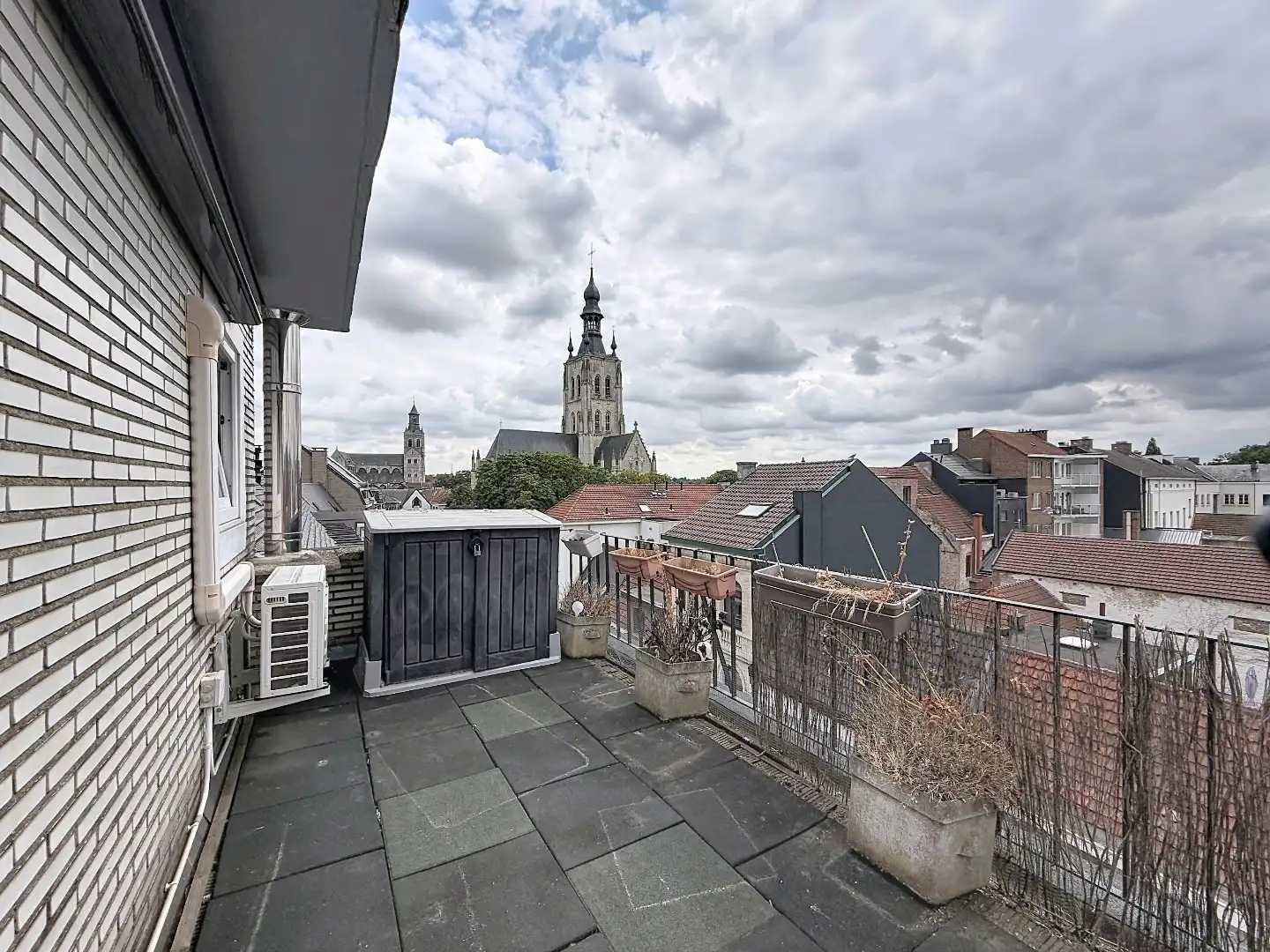 Ruim appartement met zonnig terras, uitzonderlijk ruime garage en kelderberging op wandelafstand van de Grote Markt van Tienen foto 5