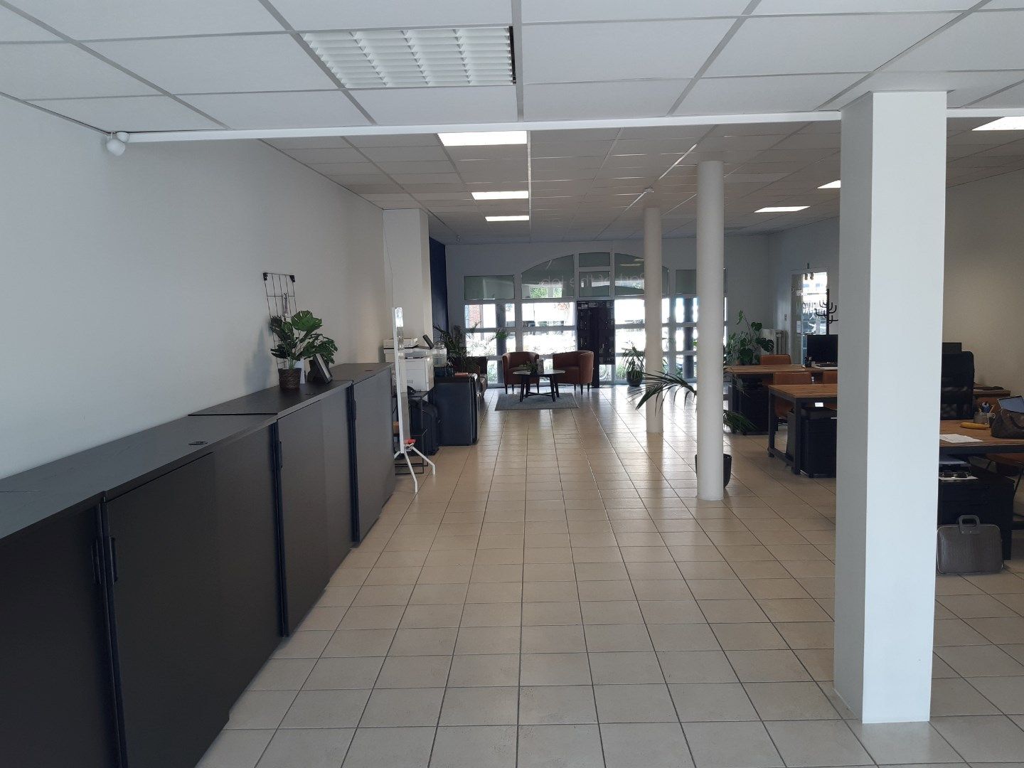 Uitstekend gelegen commercieel pand met parkeermogelijkheden ! foto 4