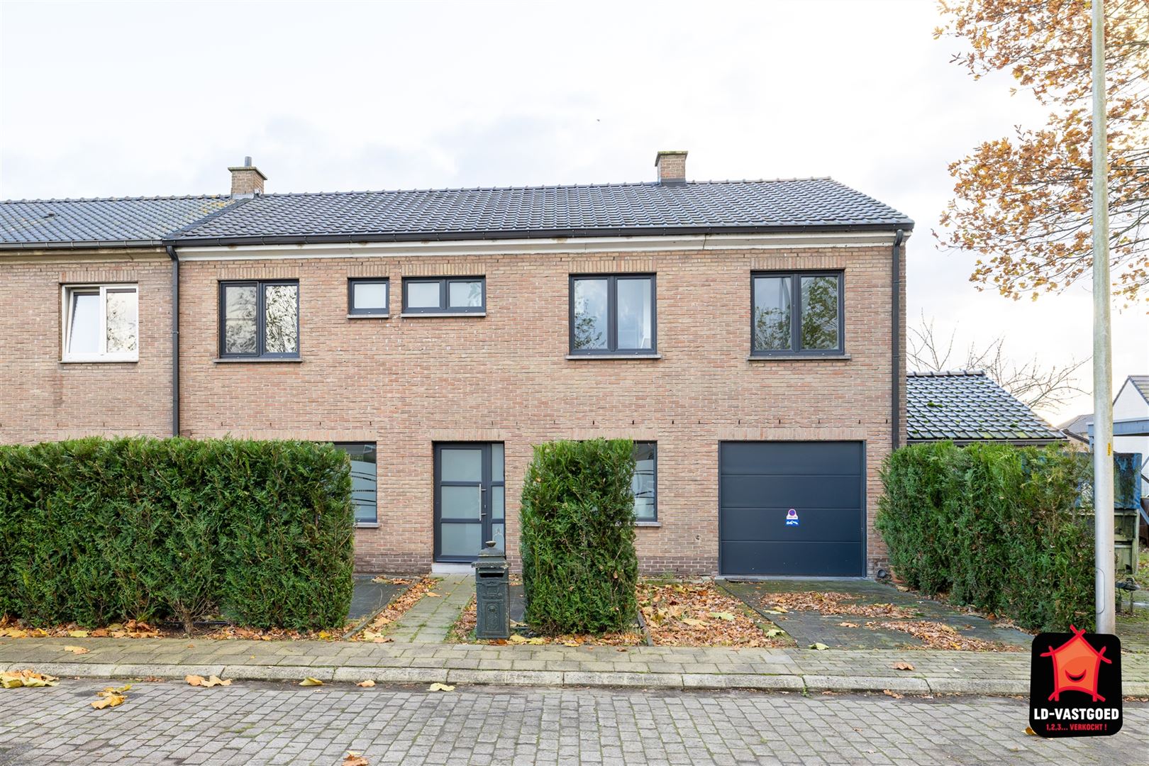 Ruime woning met zwemvijver foto {{pictureIndex}}