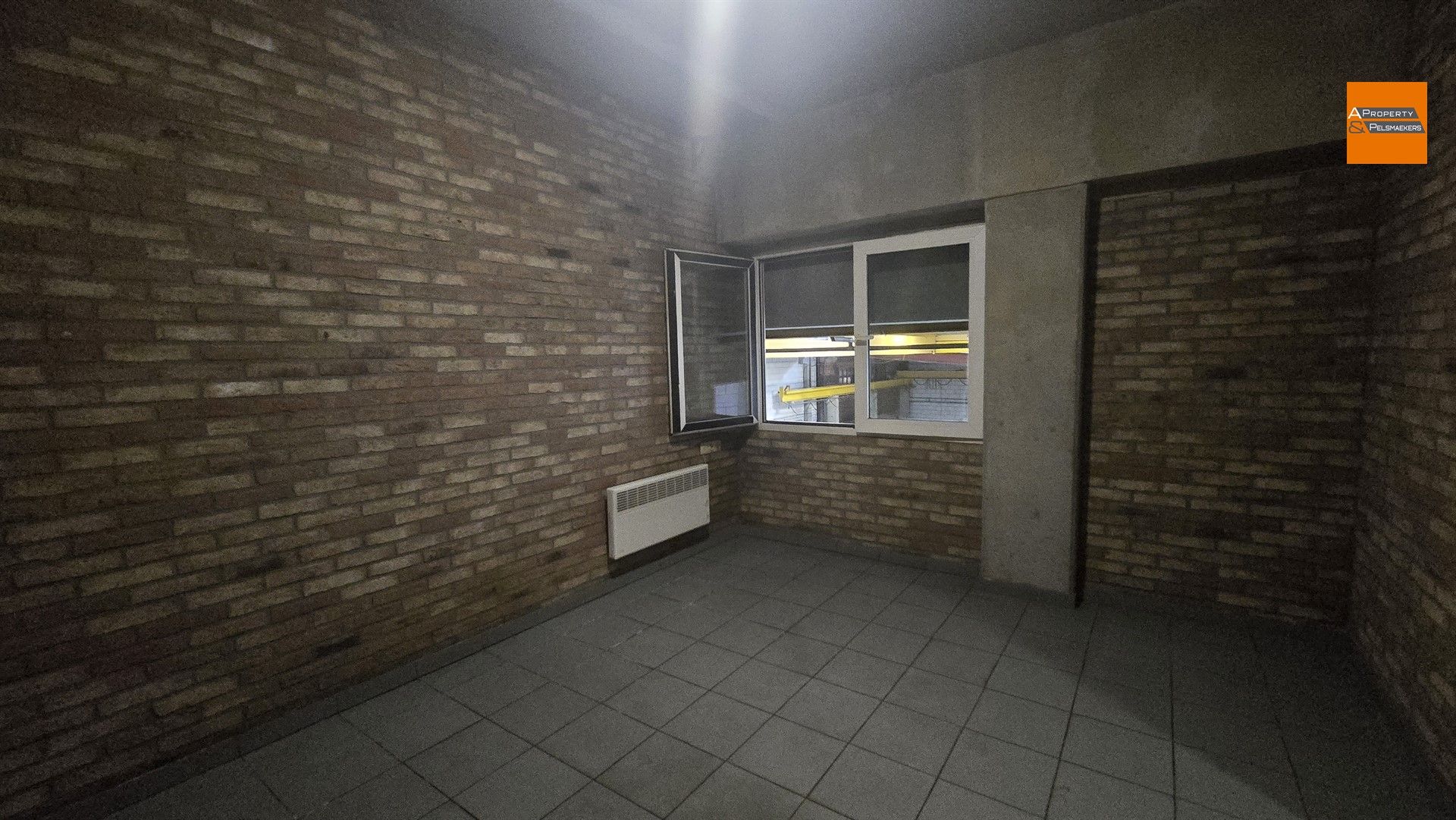Groot Magazijn/Atelier (1050 m²) met Kantoorruimte (140 m²) te Laken (Mutsaard) foto 23