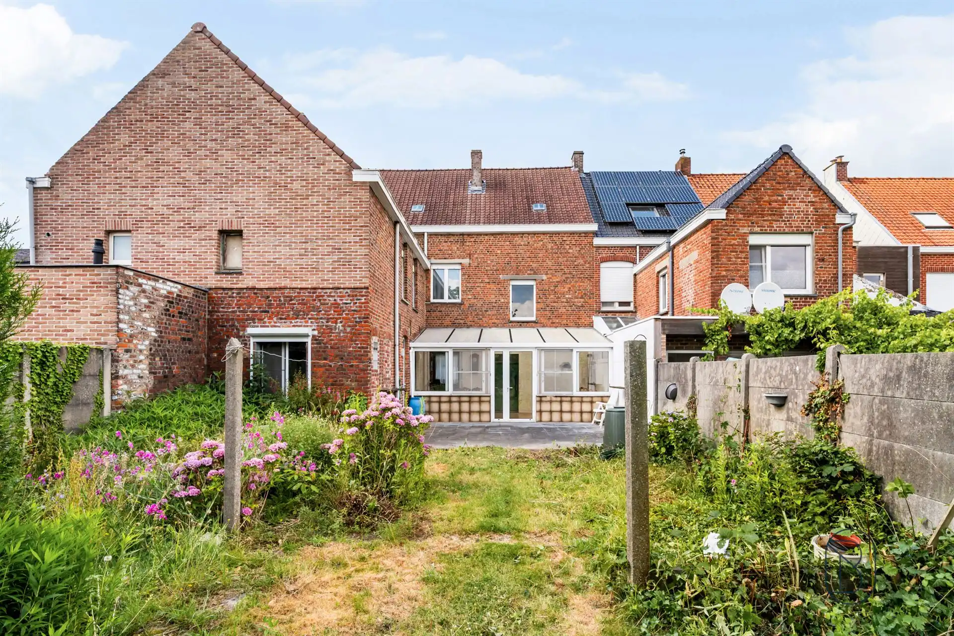 Gezinswoning met 6 slpk, ruime tuin en atelier in Wevelgem foto 2