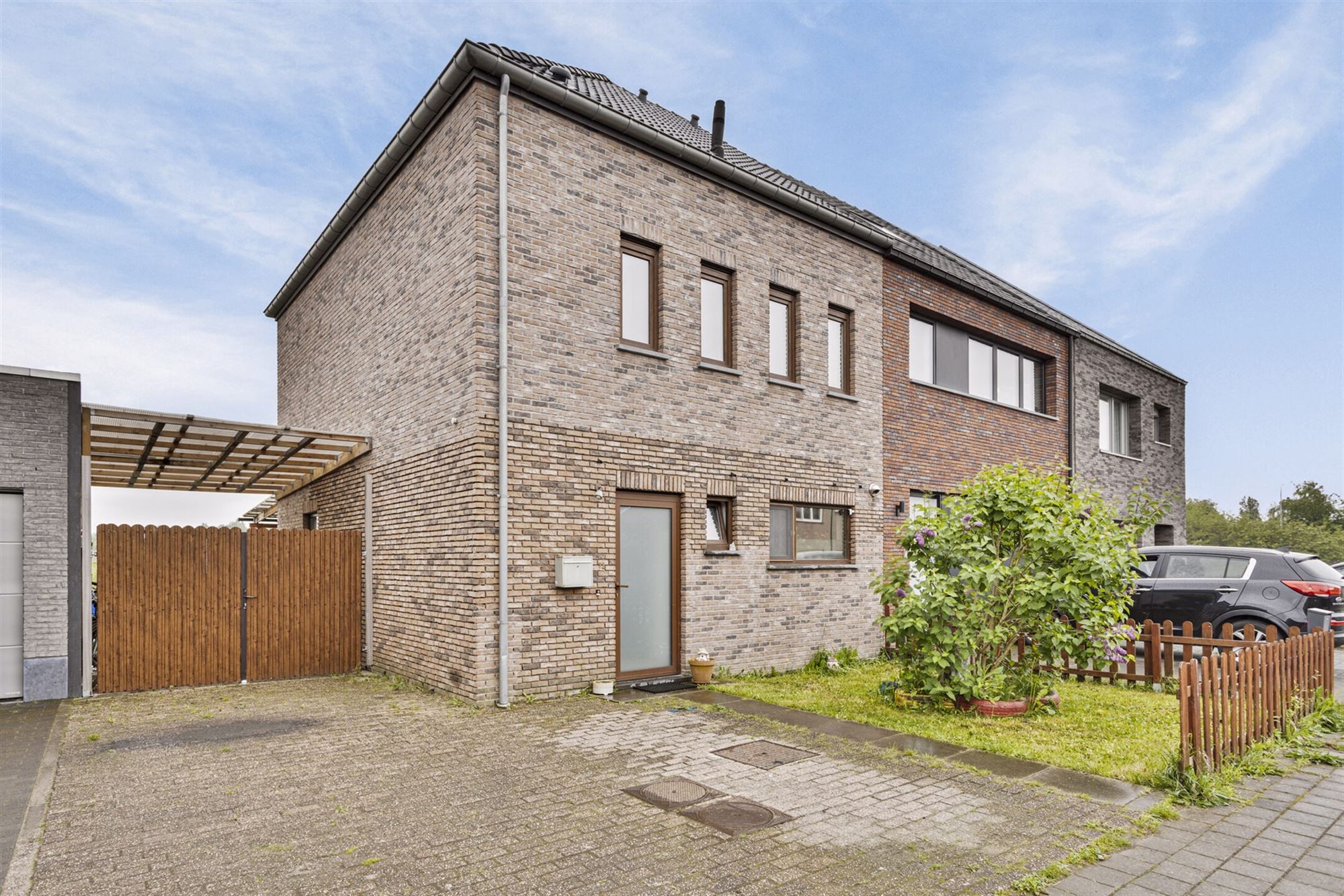 Driegevelwoning met enorme tuin! foto 1