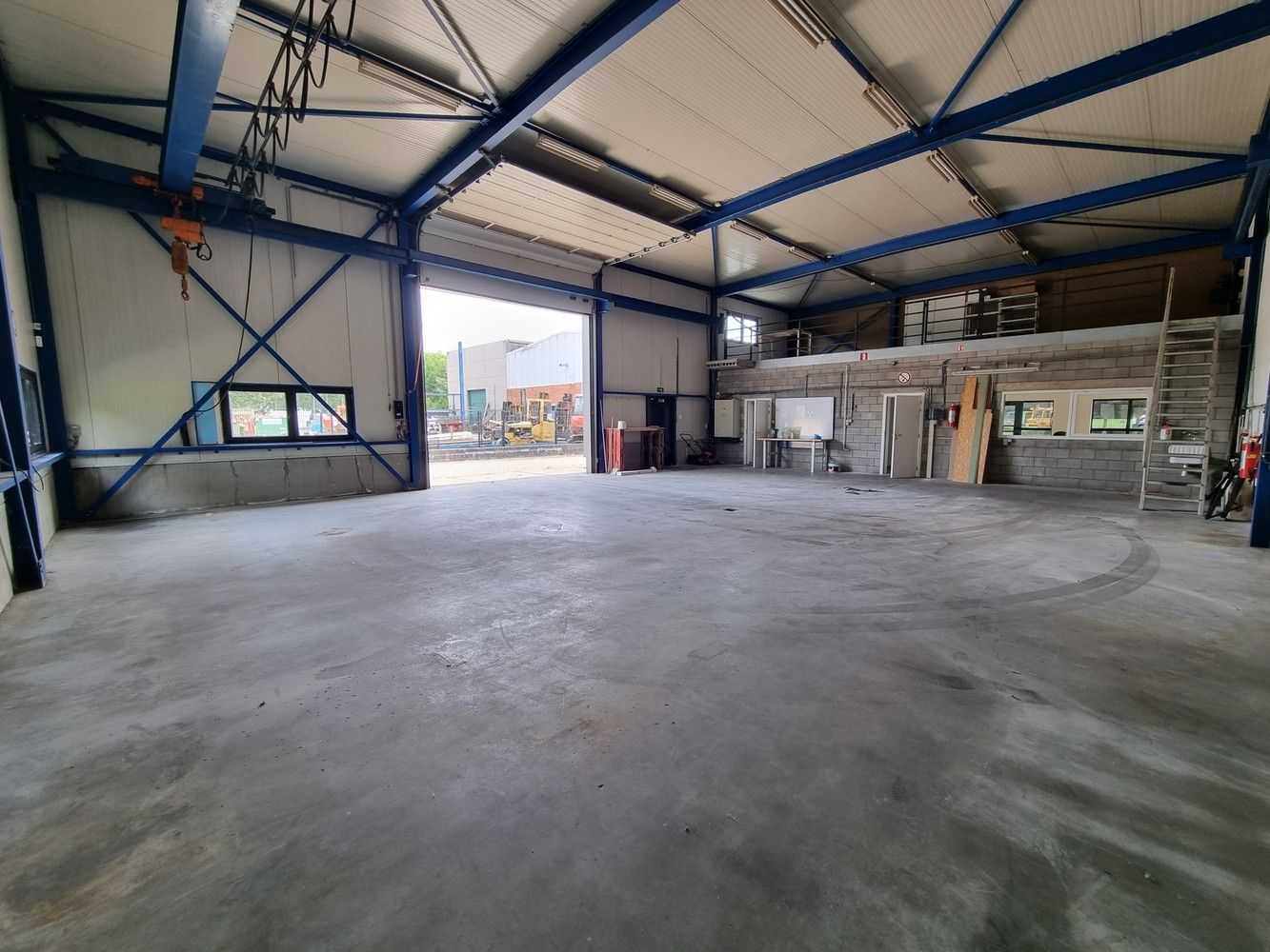 Uitstekend gelegen industrieel gebouw/magazijn met kantoorruimte (400m²) foto 10