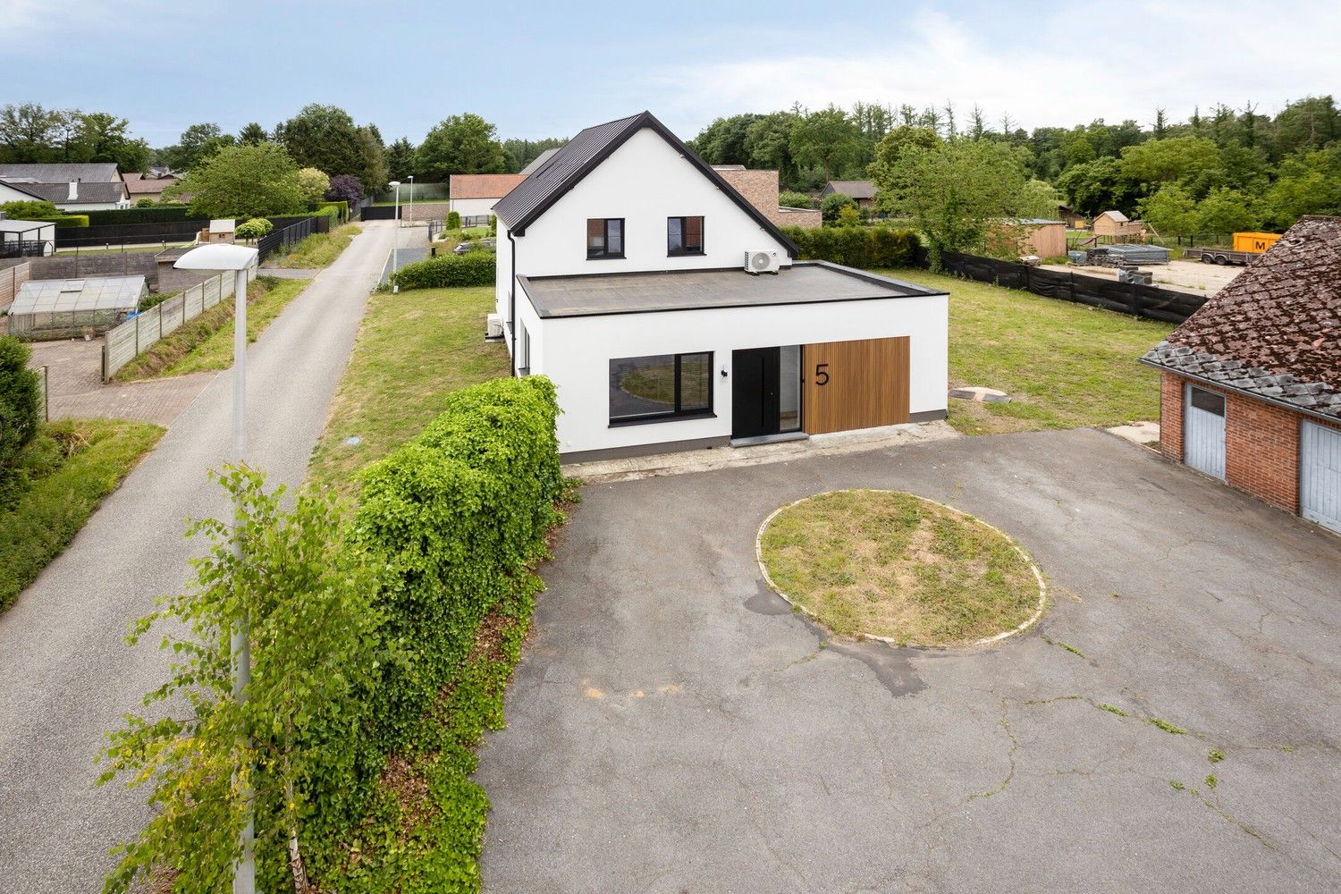 Volledig gerenoveerde woning met 5 slaapkamers en bijgebouw met diverse mogelijkheden foto {{pictureIndex}}
