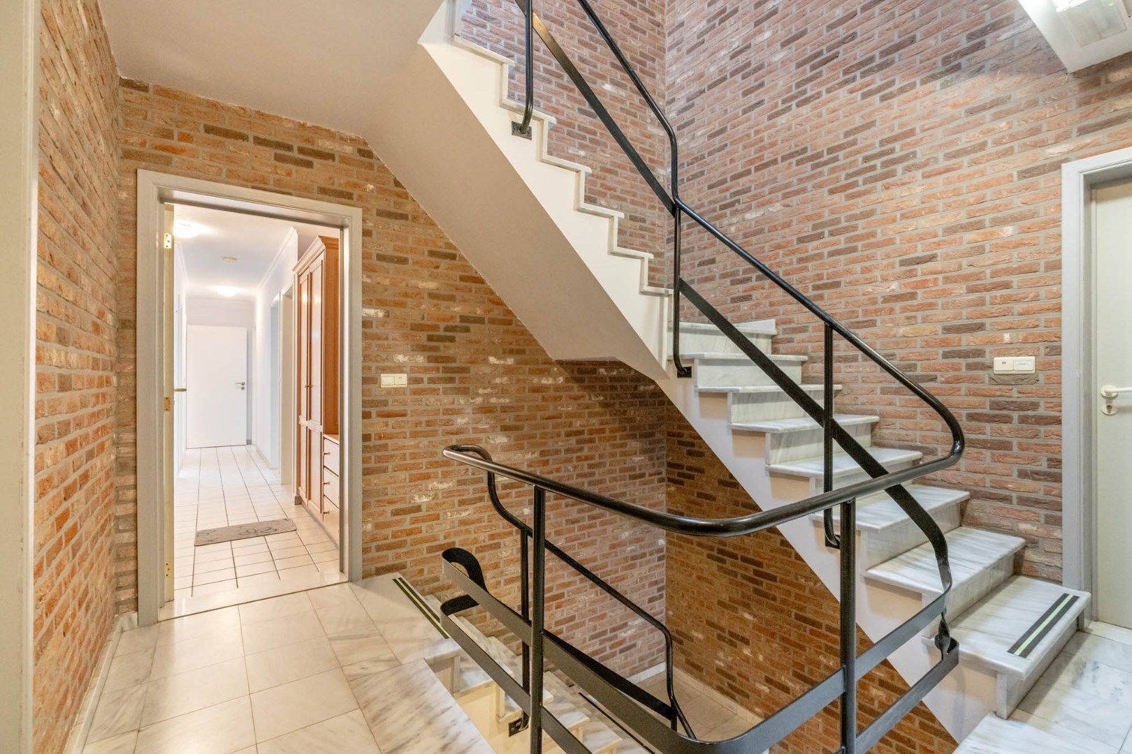 IN OPTIE - Zeer ruim en netjes verzorgd drie-slaapkamer appartement met kelder en garage te Schoonbeek - instapklaar ! foto 3