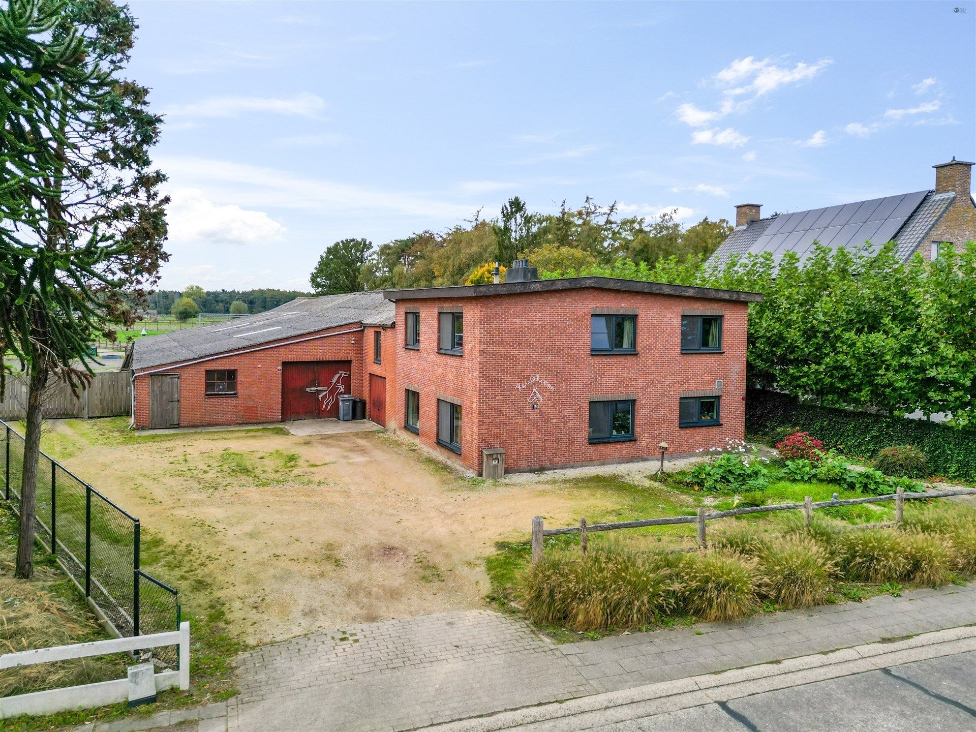 Hoofdfoto van de publicatie: Open bebouwing + stallen op 11.268m²