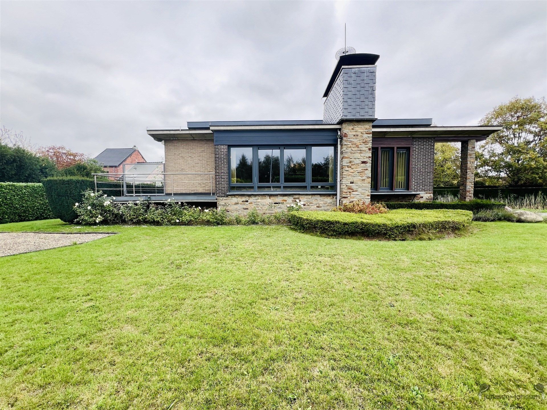 Authentieke villawoning met magnifieke tuin in Vlassenbroek!  foto 2