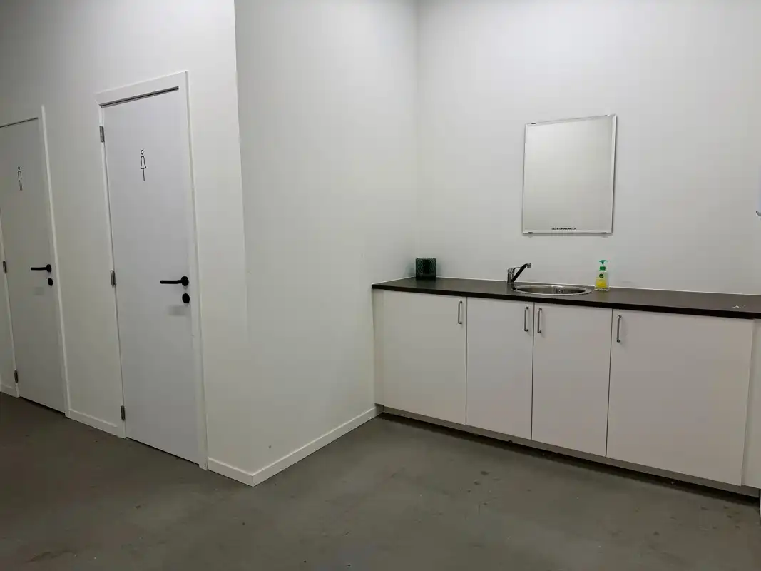KMO Unit voorzien van kitchenette, sanitair & kantoorruimte met 2 parkeerplaatsen foto 10