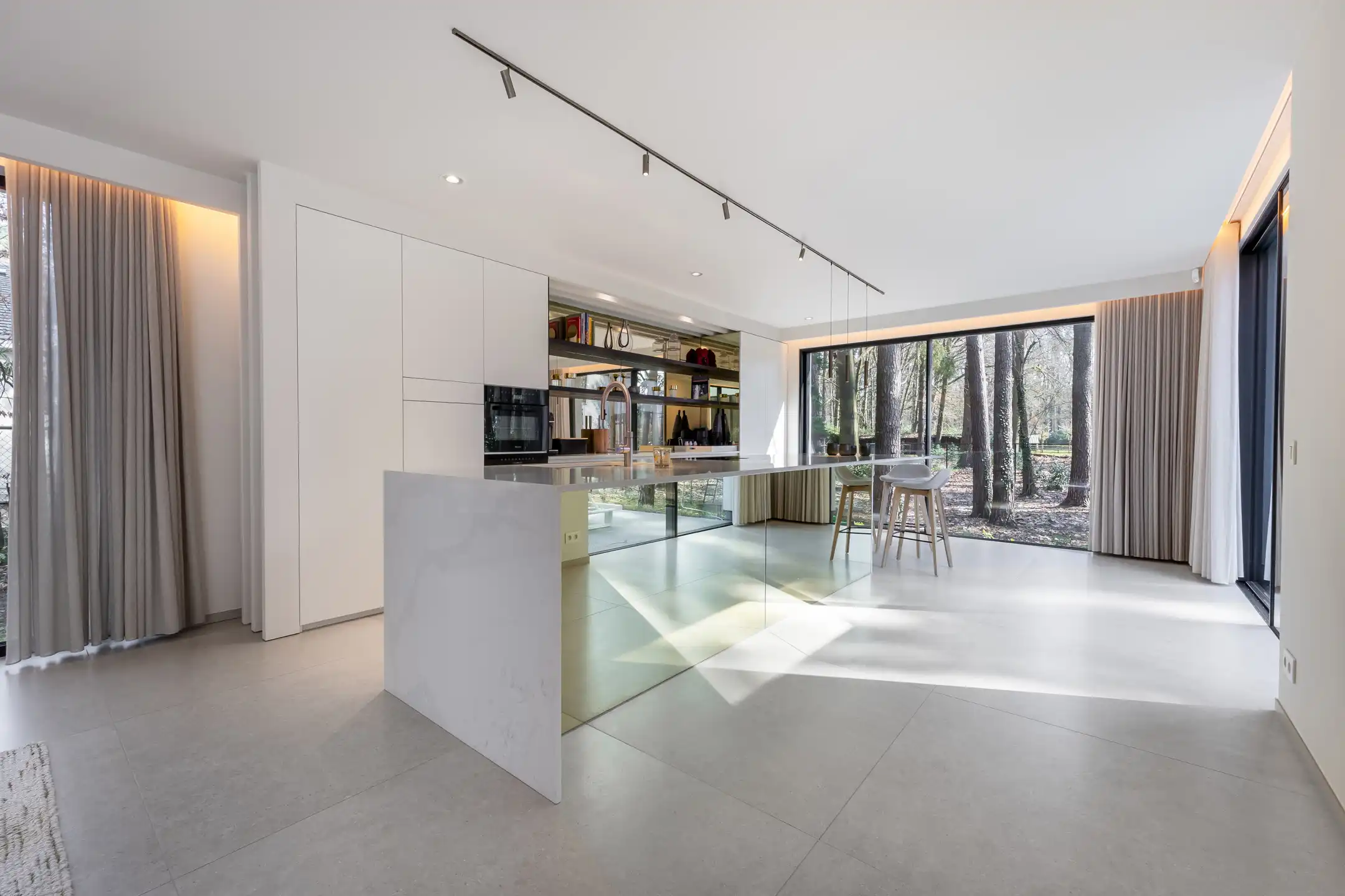 Exclusieve moderne villa met panoramisch zicht op groen foto 6