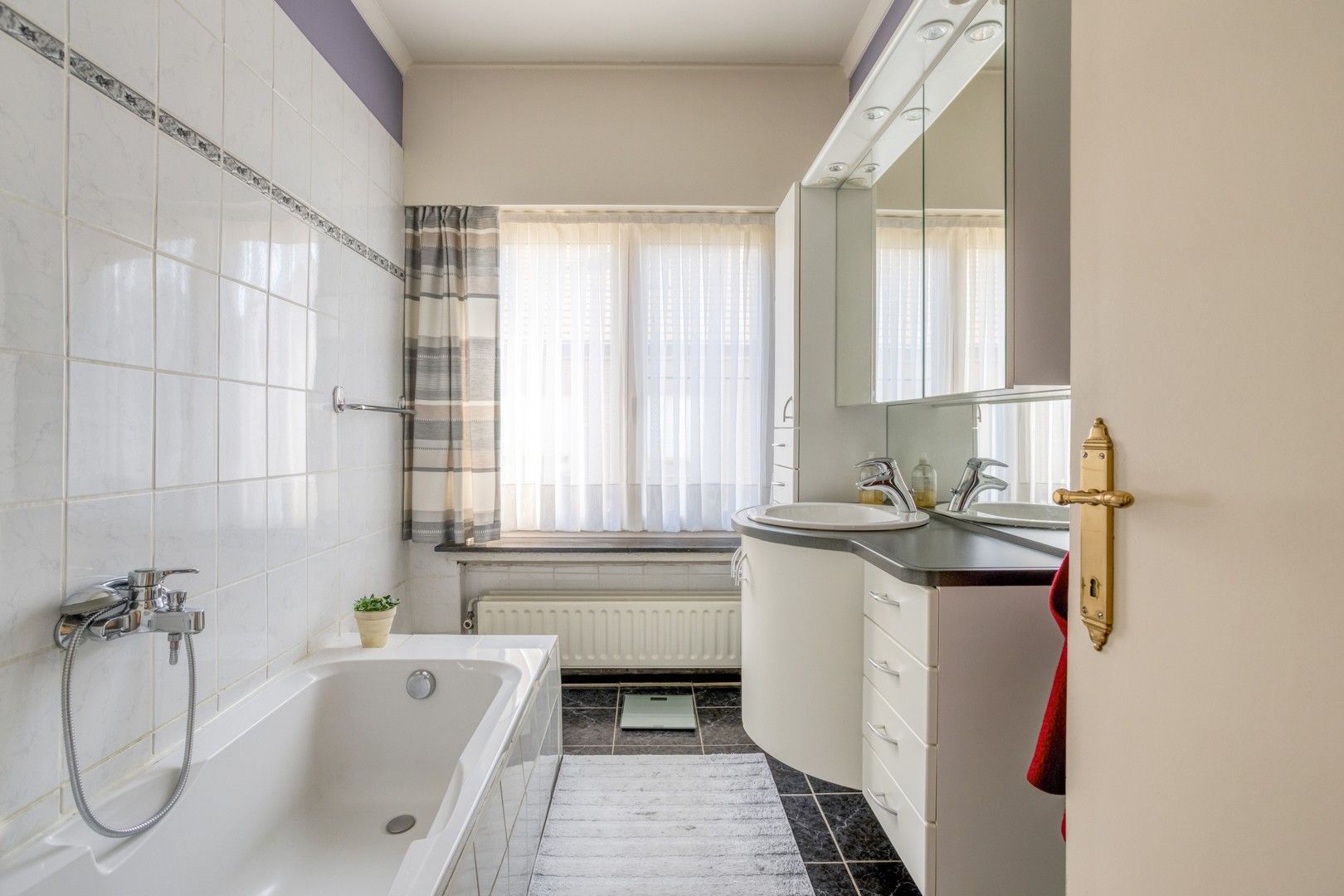 Instapklare Woning met Vergunde Loods en Kantoorruimte! foto 13
