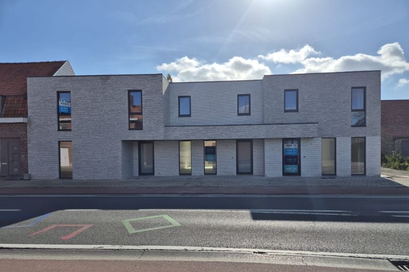 Hooglede: gesloten nieuwbouwwoning met 3 slaapkamers, zuid-gerichte tuin, carport en berging op een perceel van 169 m², centrale ligging foto {{pictureIndex}}