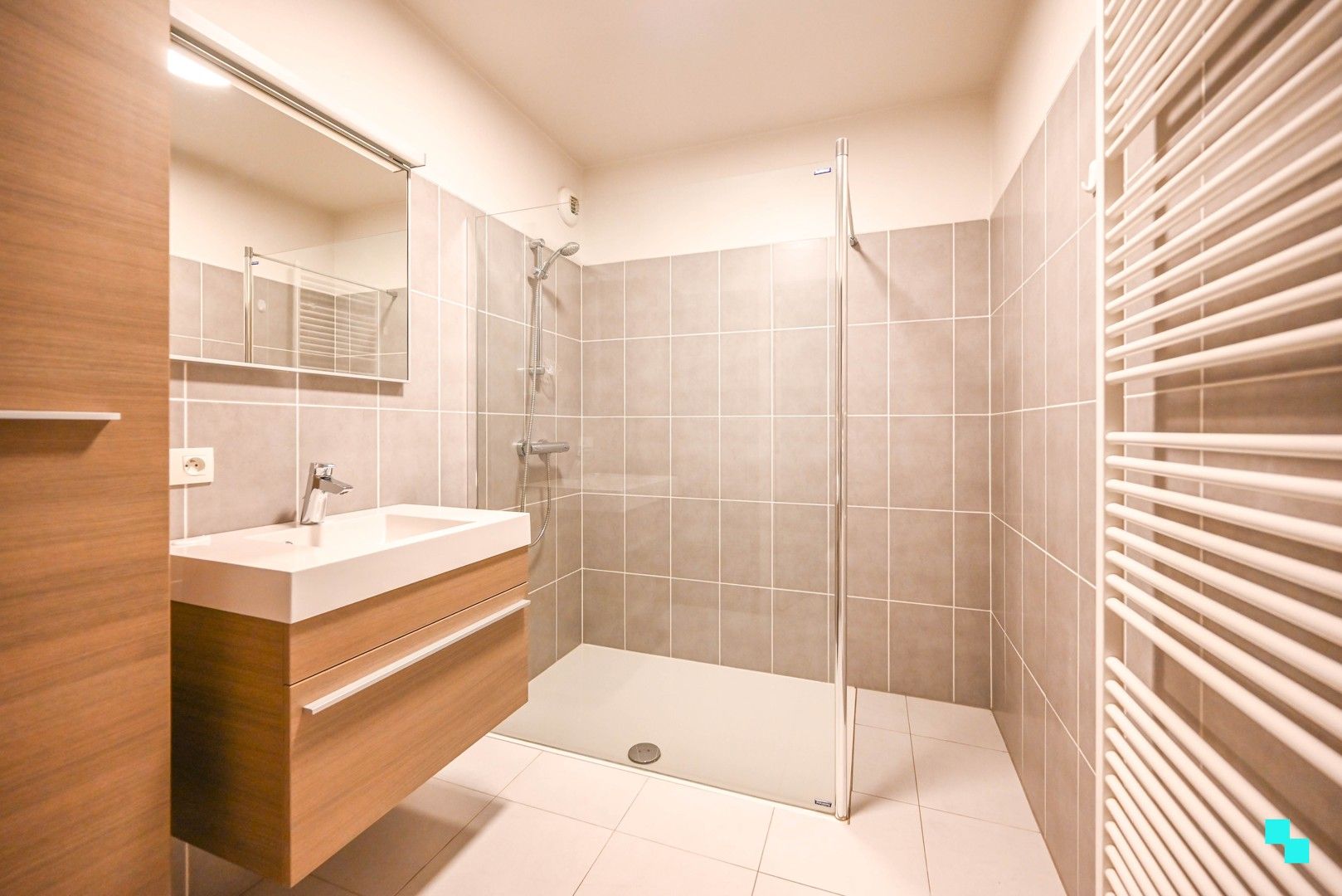 Instapklaar appartement met twee terrassen in Oostrozebeke foto 17