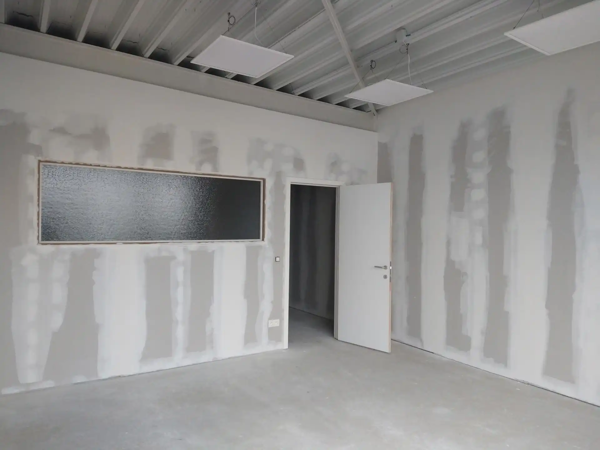 Nieuwbouw KMO-unit met twee autostaanplaatsen te Merksplas. foto 8